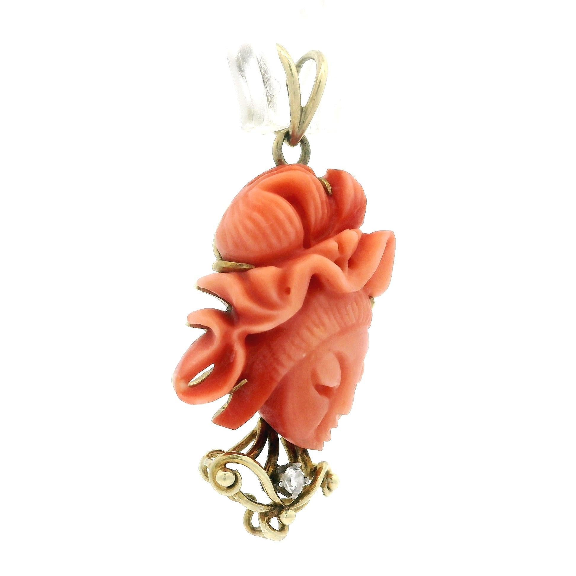 Taille simple Jack Gutschneider, portrait de femme sculpté en corail avec pendentif en diamants en vente