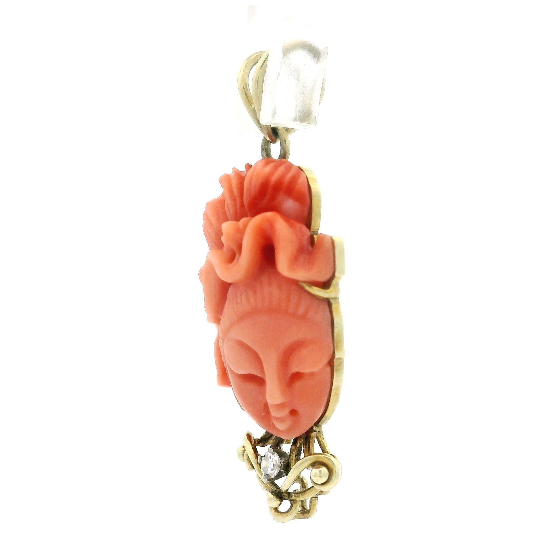 Jack Gutschneider, portrait de femme sculpté en corail avec pendentif en diamants Bon état - En vente à Montclair, NJ