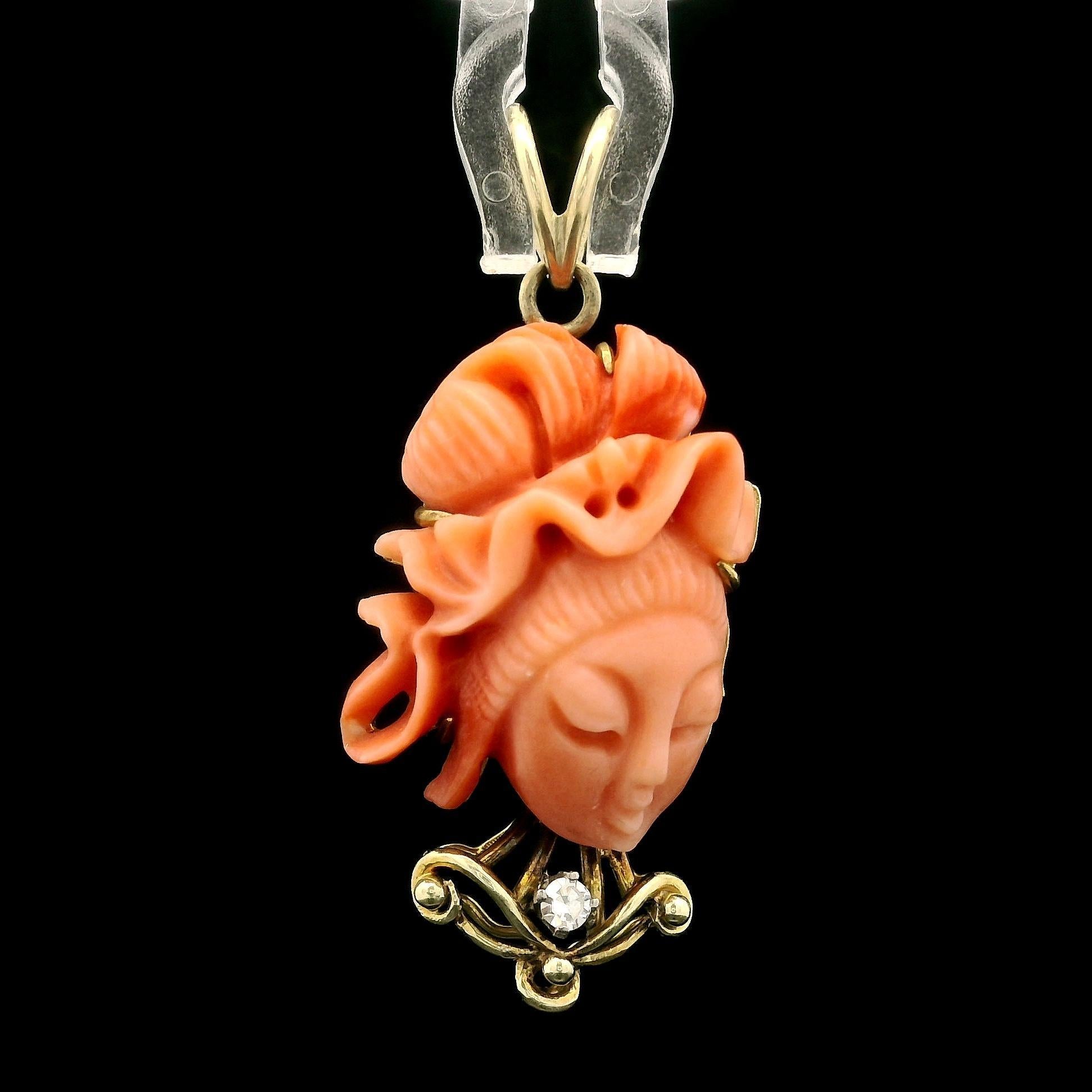 Jack Gutschneider, portrait de femme sculpté en corail avec pendentif en diamants en vente 1