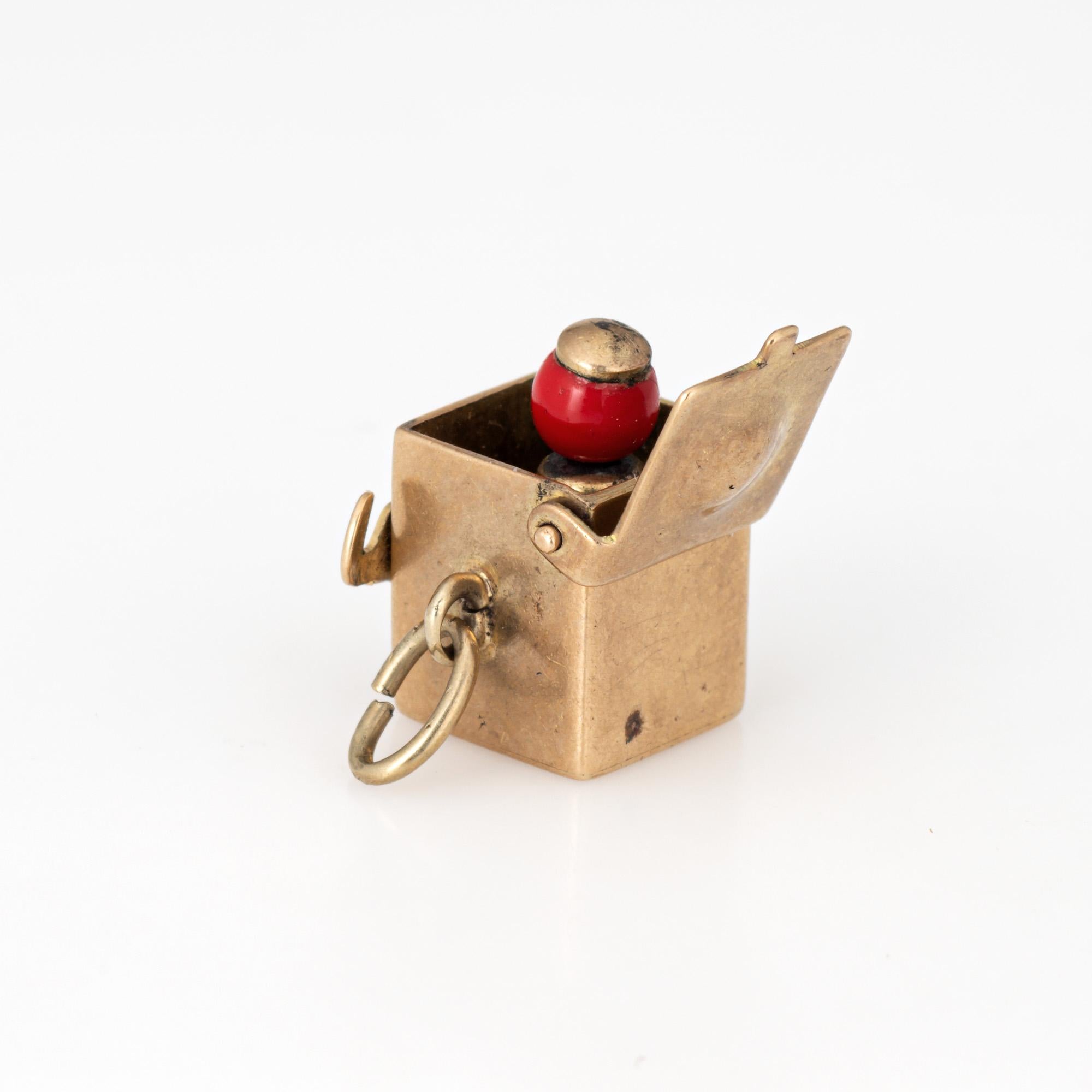 Ciondolo Jack in the Box vintage finemente dettagliato, realizzato in oro giallo 10k.  

Il dolce charme (in scala ridotta) è completamente funzionante: la parte superiore si apre per rivelare un Jack incernierato a molla. Il pezzo può essere