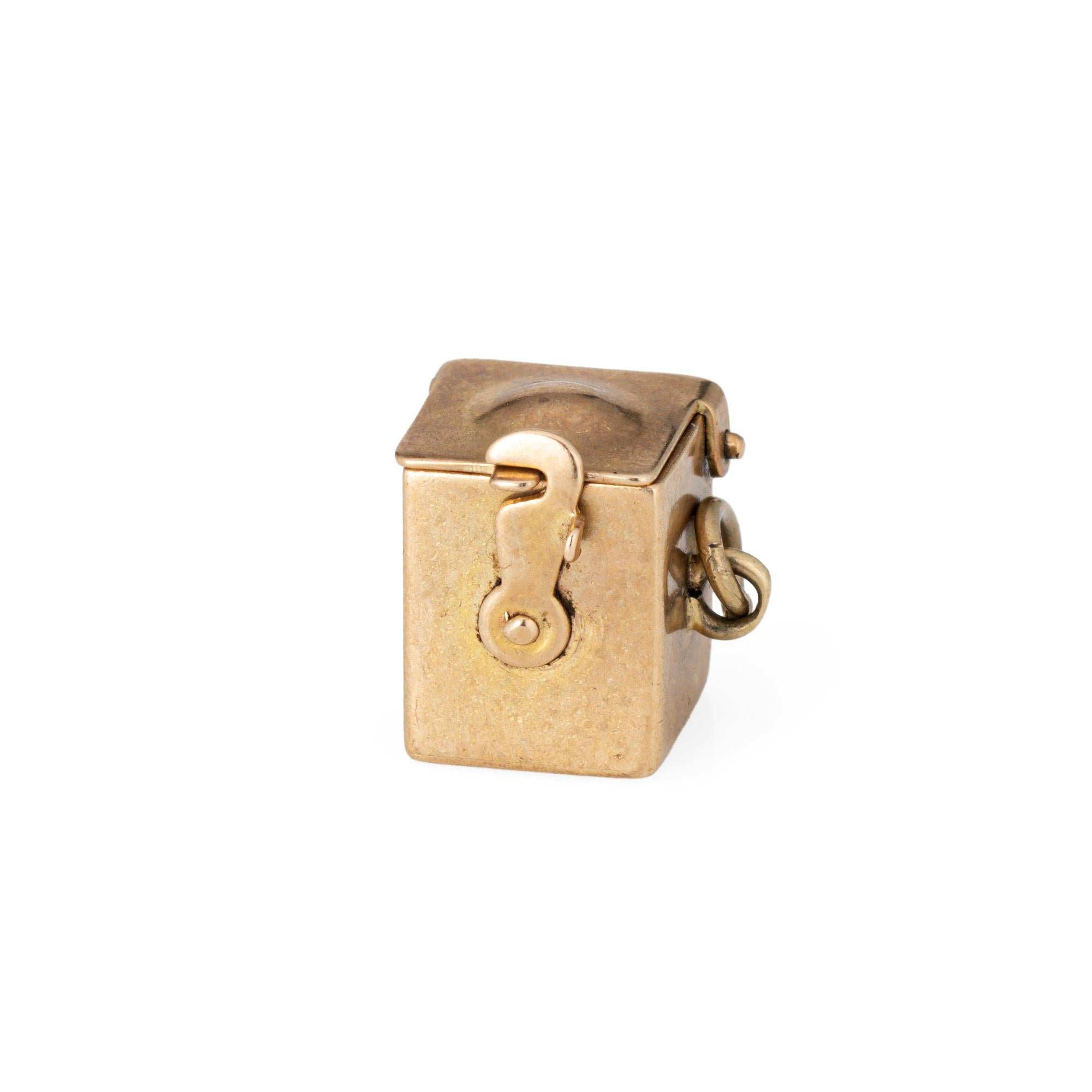 Moderno Charm d'epoca di Jack in the Box in oro giallo 10 carati Up & Up in vendita