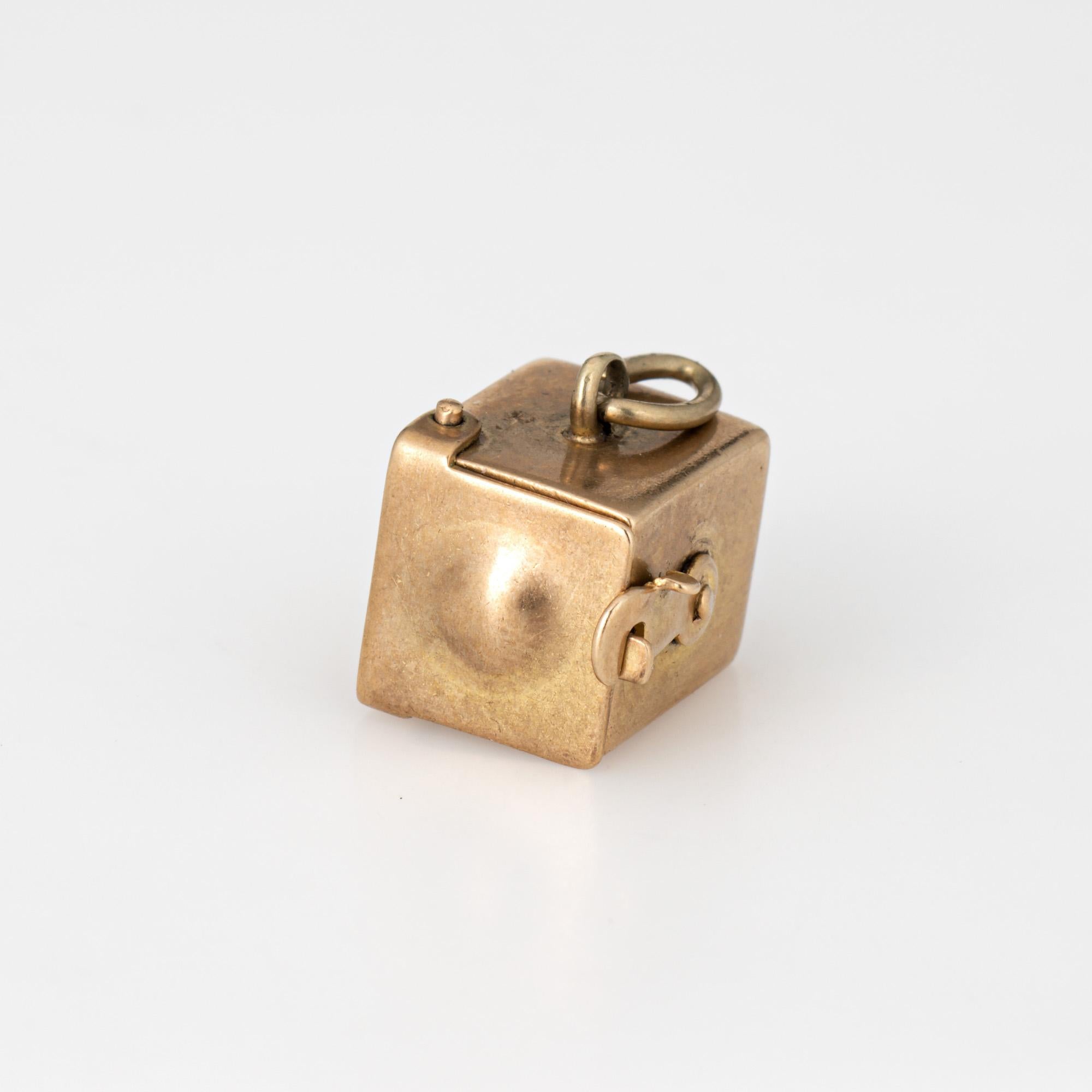 Donna Charm d'epoca di Jack in the Box in oro giallo 10 carati Up & Up in vendita