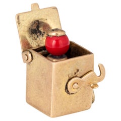 Colgante vintage Jack in the Box de oro amarillo de 10 quilates Estate Jewelry