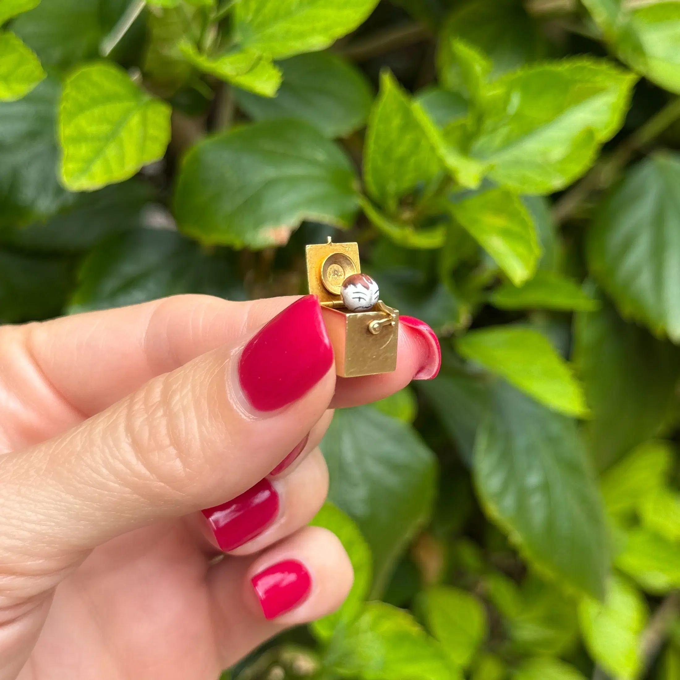 Modernista Ciondolo Charm d'oro vintage di Jack in the Box in vendita