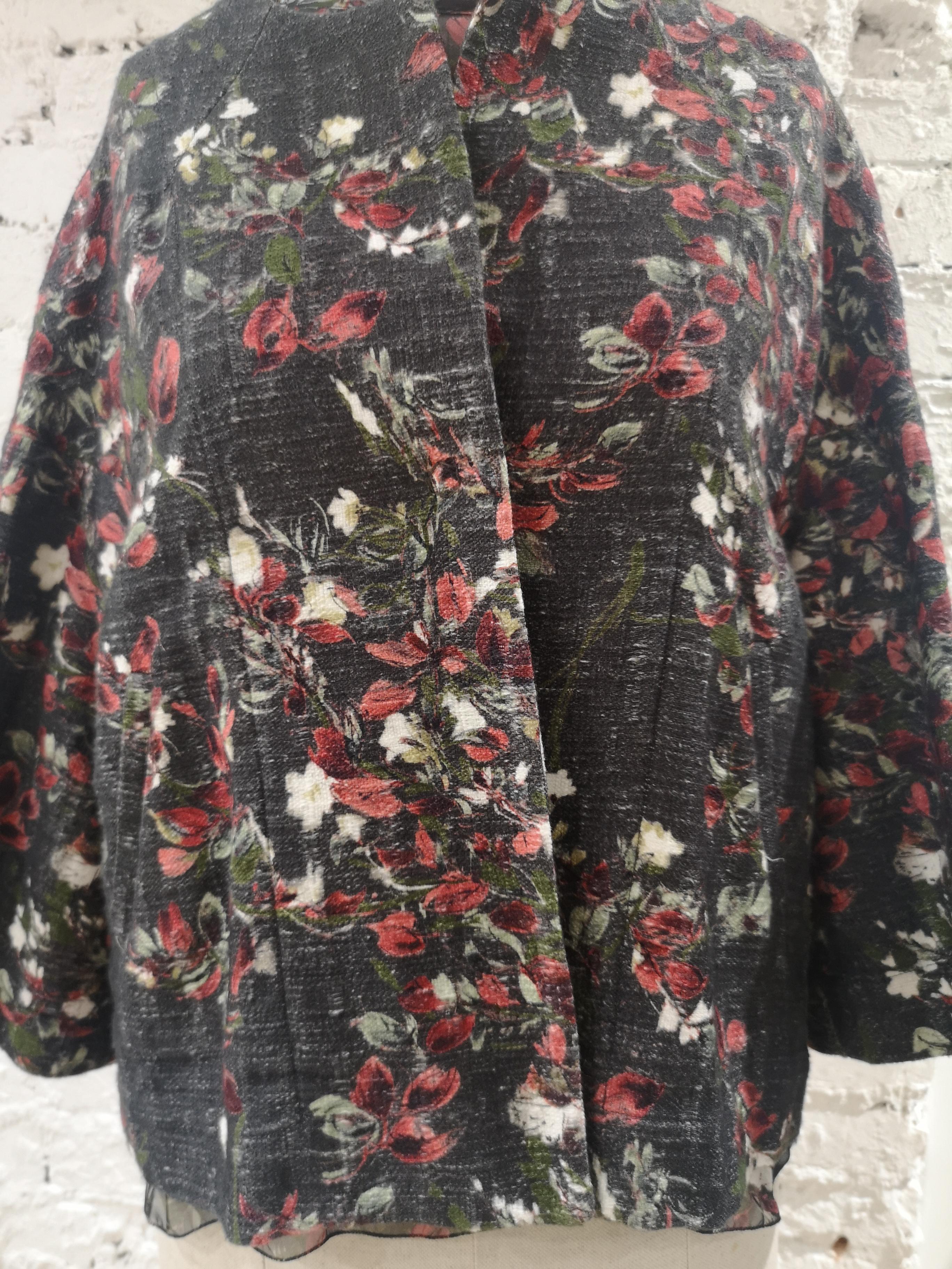 Vintage jacket blouse twin-set
grey with flowers totally made in italy twin set 
composition: cotton and linen
size M