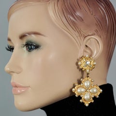 Orecchini pendenti barocchi con perle e strass di JACKY DE G