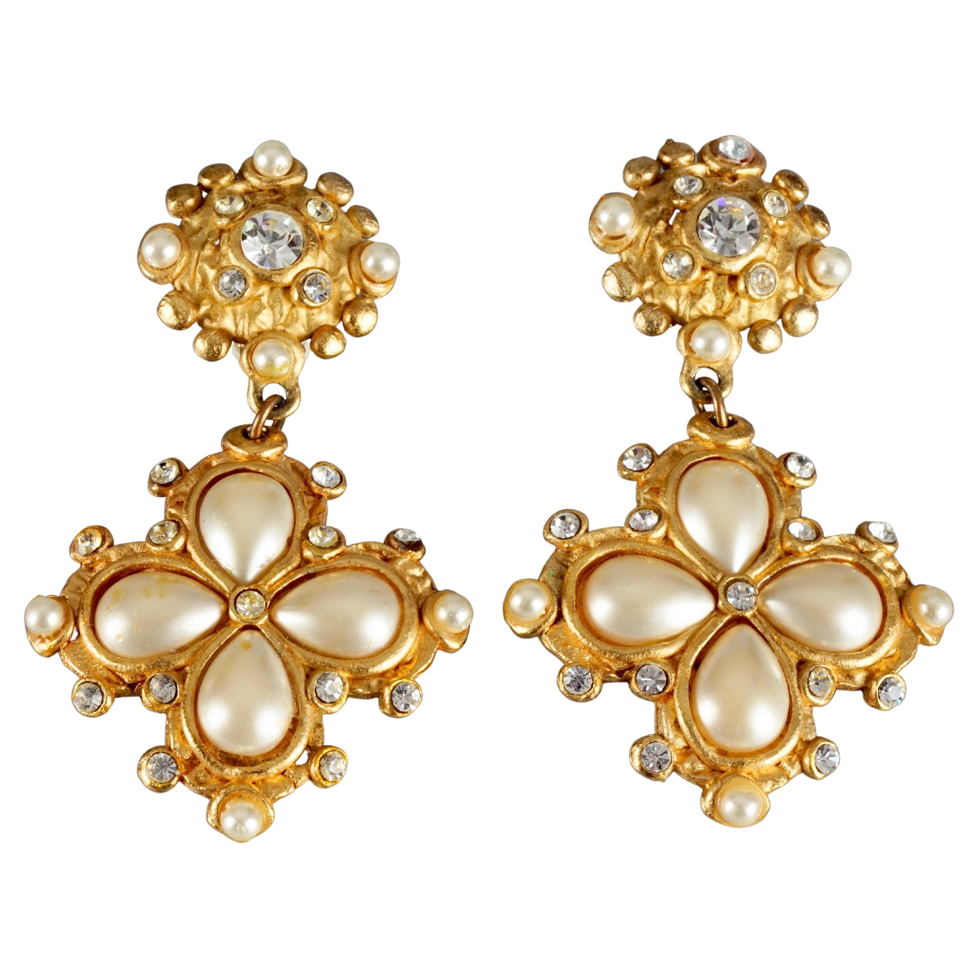 Vintage JACKY DE G Barock-Ohrringe mit Kreuzperlen und Strass im Angebot
