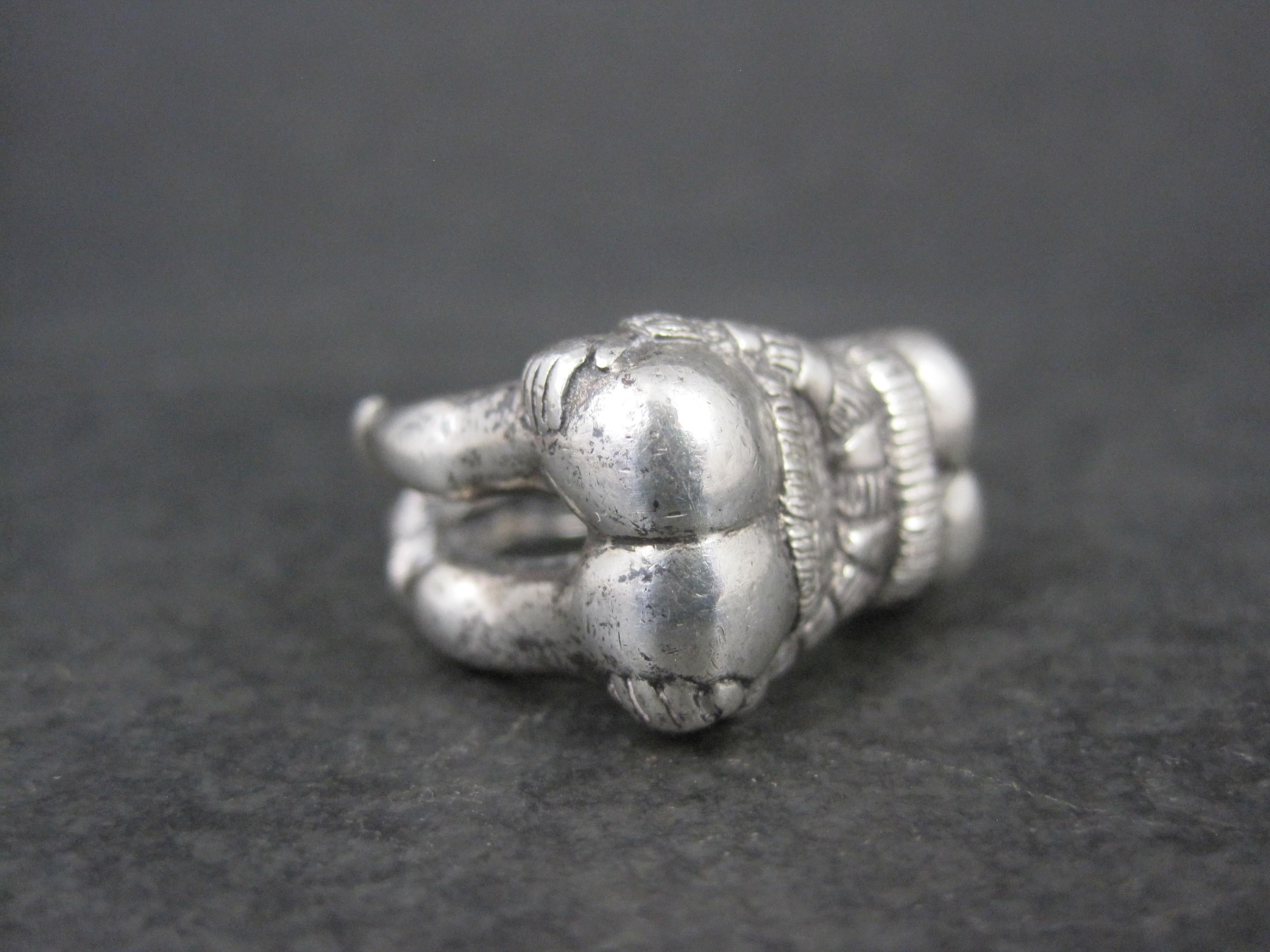 Questo bellissimo anello in argento sterling degli anni '70 è piuttosto insolito. Sebbene il suo design sembri piuttosto erotico, dovrebbe raffigurare una scena di narrazione, ma non so quale sia la storia.
Guarda le foto da vicino.

La faccia di