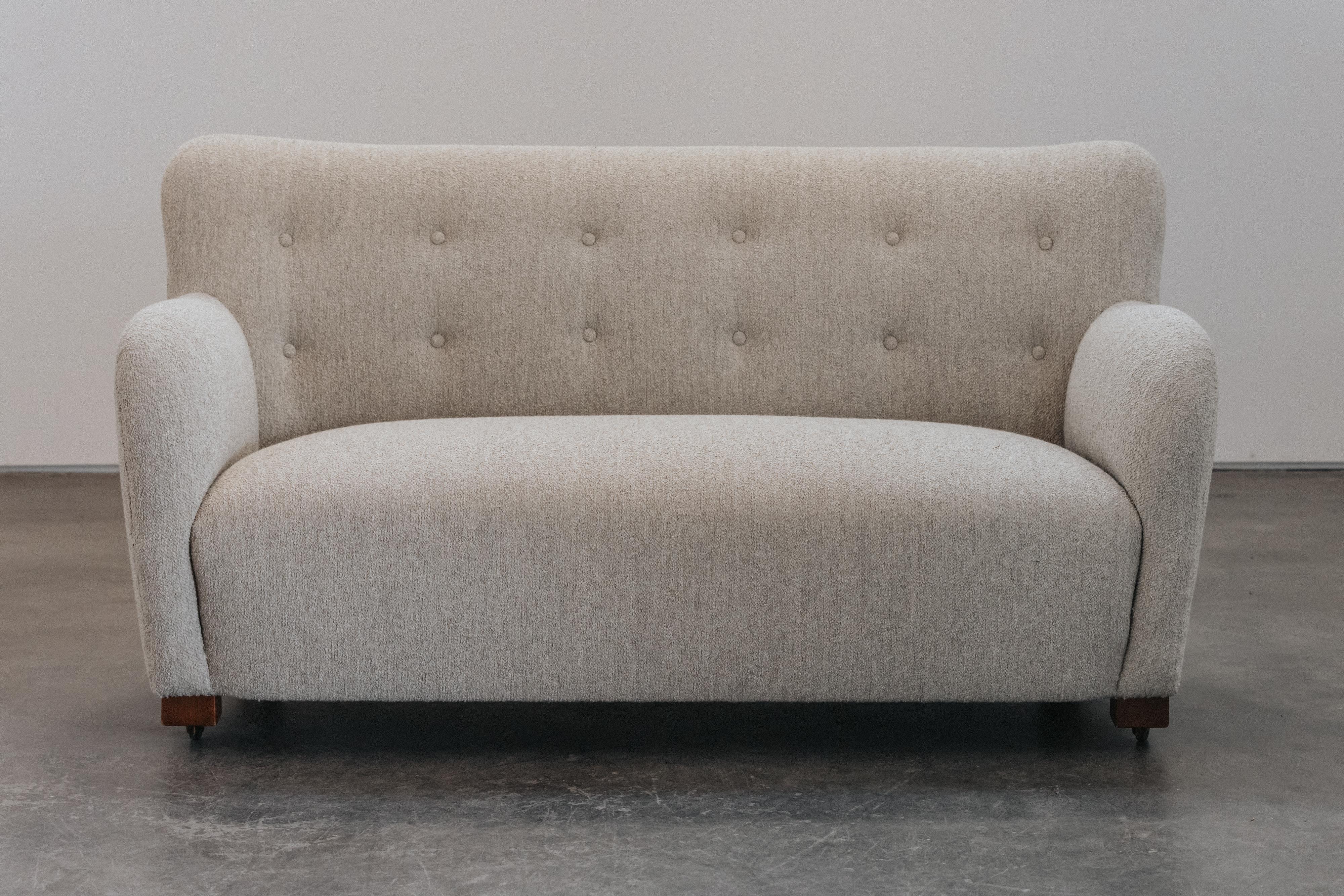 Canapé vintage Jacob Kjaer du Danemark, Circa 1960.  Beau modèle, plus tard tapissé d'un tissu en laine bouclée.  Très bon état.