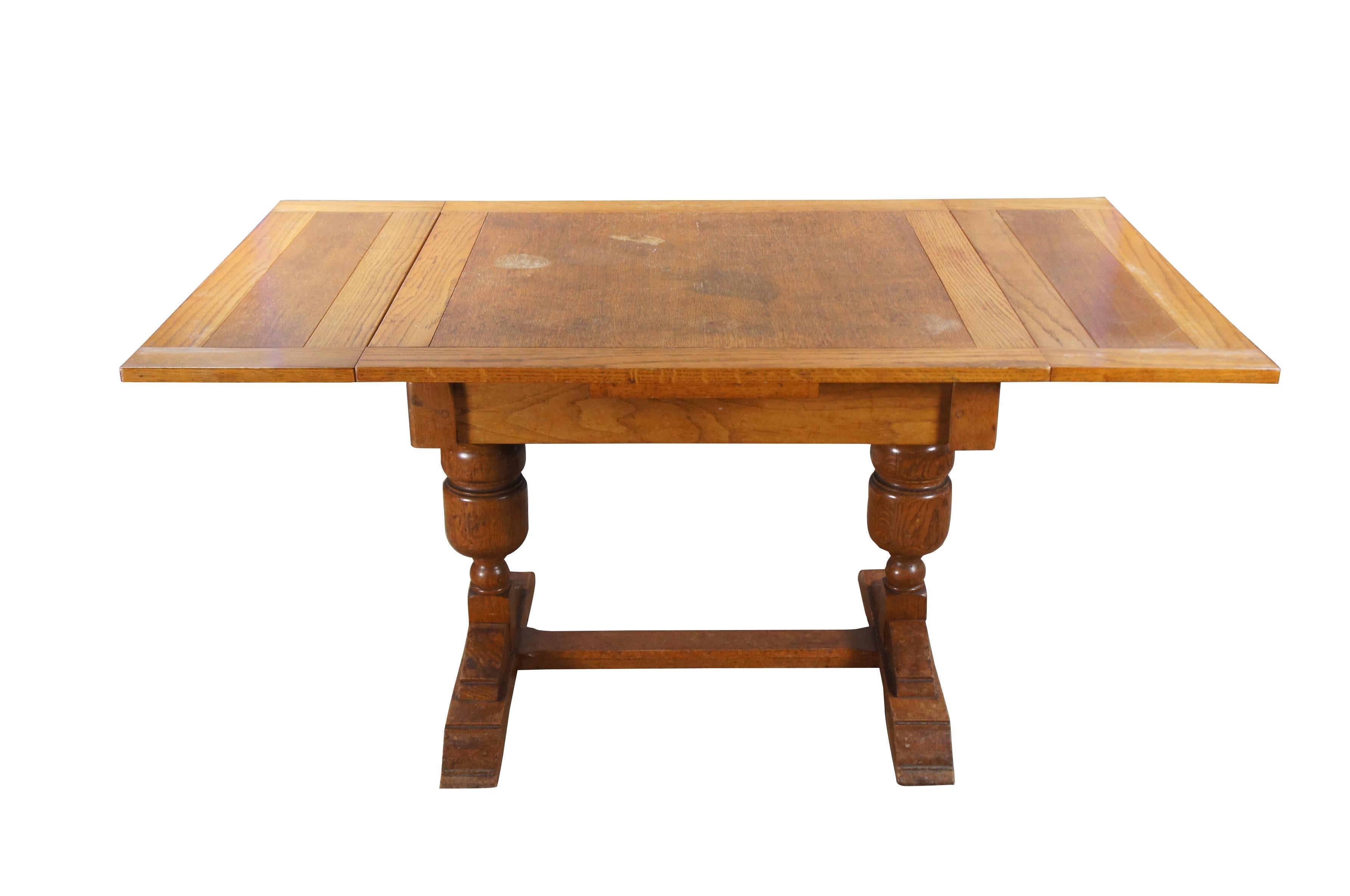 Tavolo da pranzo o da pub elisabettiano revival degli anni '30 di Jacob Summers & Sons. Fa parte della suite Hillcrest, come si vede a pagina 18 del catalogo. Realizzato in Oak con un piano quadrato sostenuto da balaustre tornite su una base a