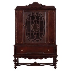 Vitrina de estilo neojacobino vintage, con puerta acristalada con motivos calados, de madera maciza
