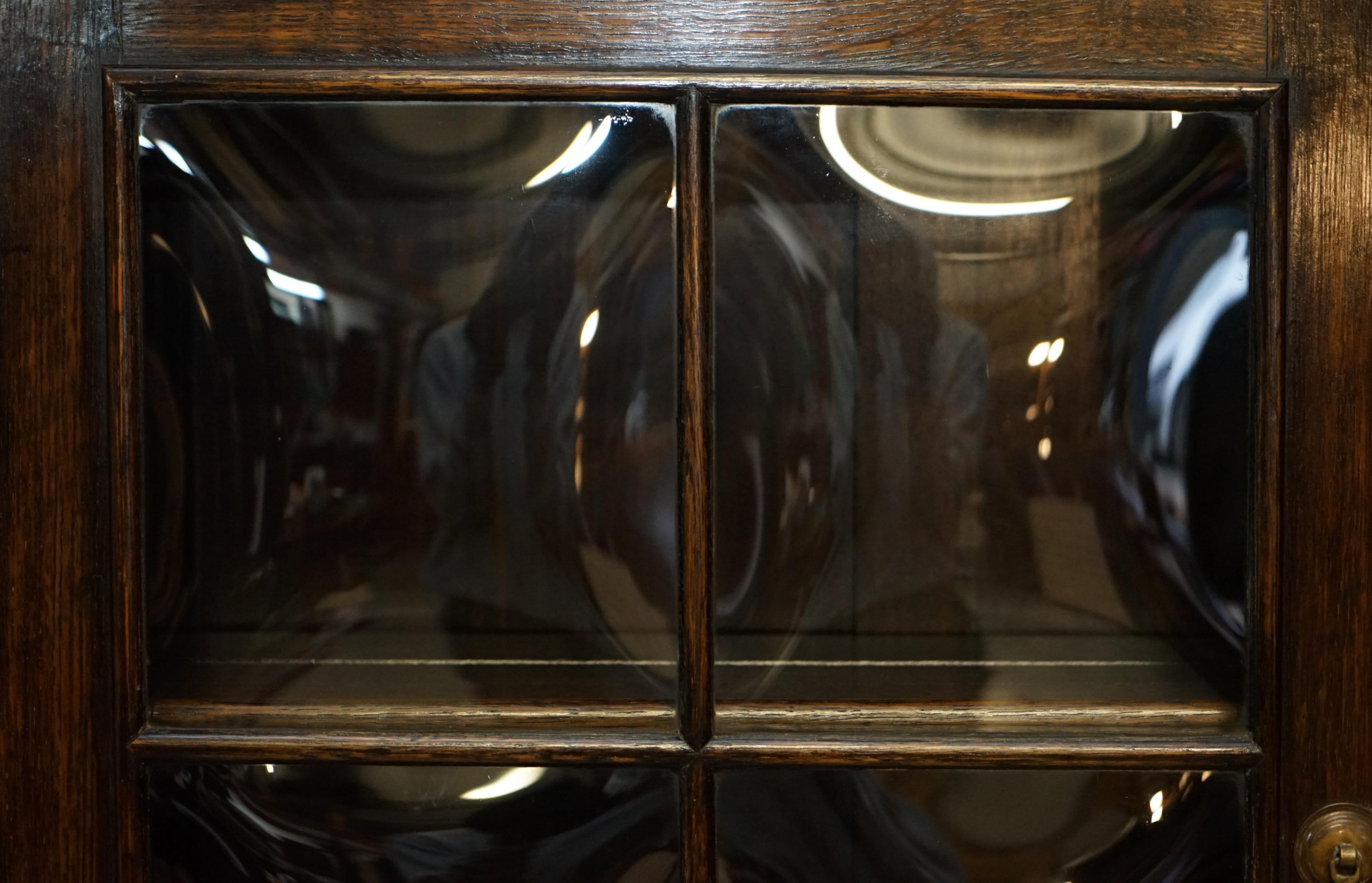 Fait main VINTAGE CARACTÉRISTIQUE DRESSER DE REVIVAL JACOBEAN ENGLISH CARVED OAK LiBRARY BOOKCASE DRESSER en vente