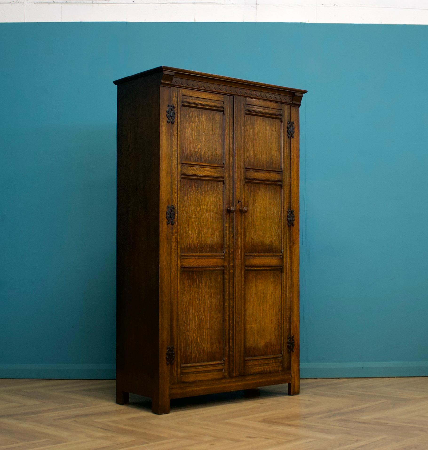 Une belle armoire en chêne ou un dressing/armoire en chêne - vers les années 1950.


Dans le style jacobéen


A l'intérieur, l'armoire est équipée d'une tringle à linge et d'une étagère.