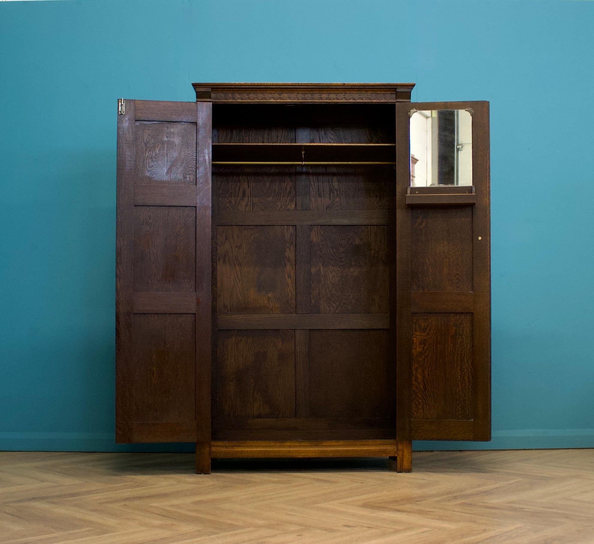Art déco Armoire en chêne vintage de style jacobéen, années 1950 en vente