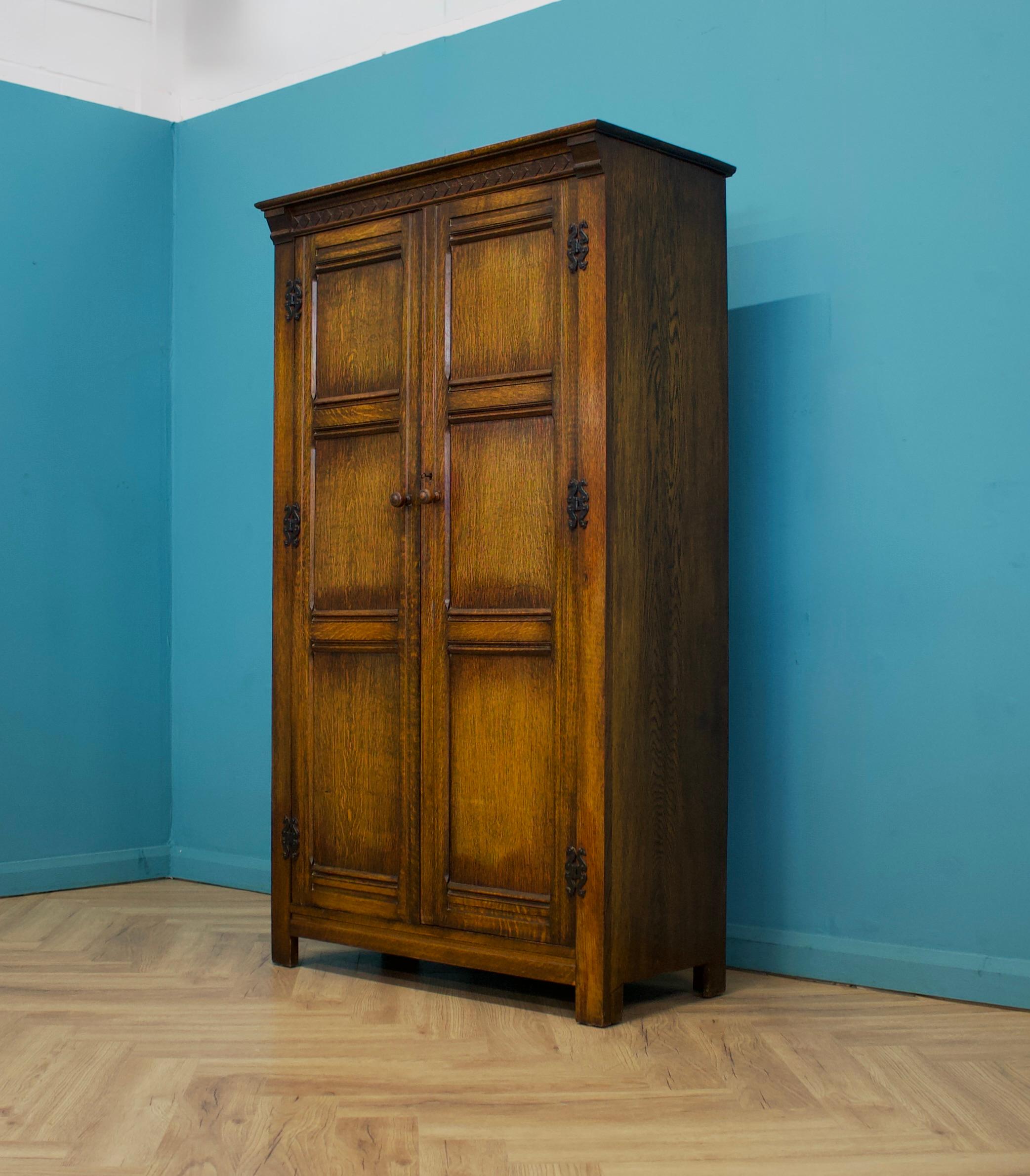Britannique Armoire en chêne vintage de style jacobéen, années 1950 en vente