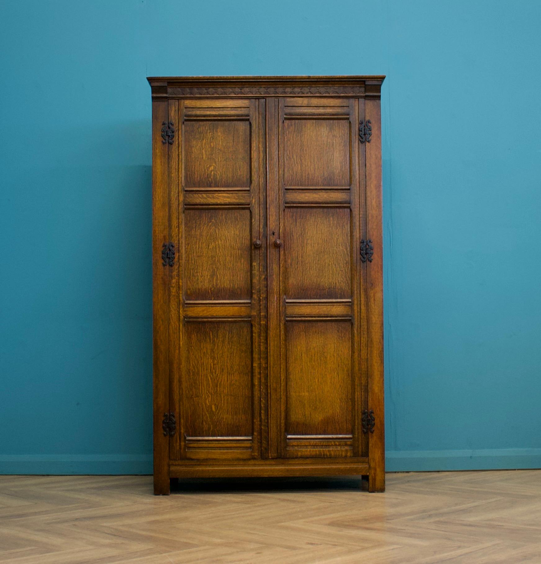 Armoire en chêne vintage de style jacobéen, années 1950 Bon état - En vente à South Shields, GB