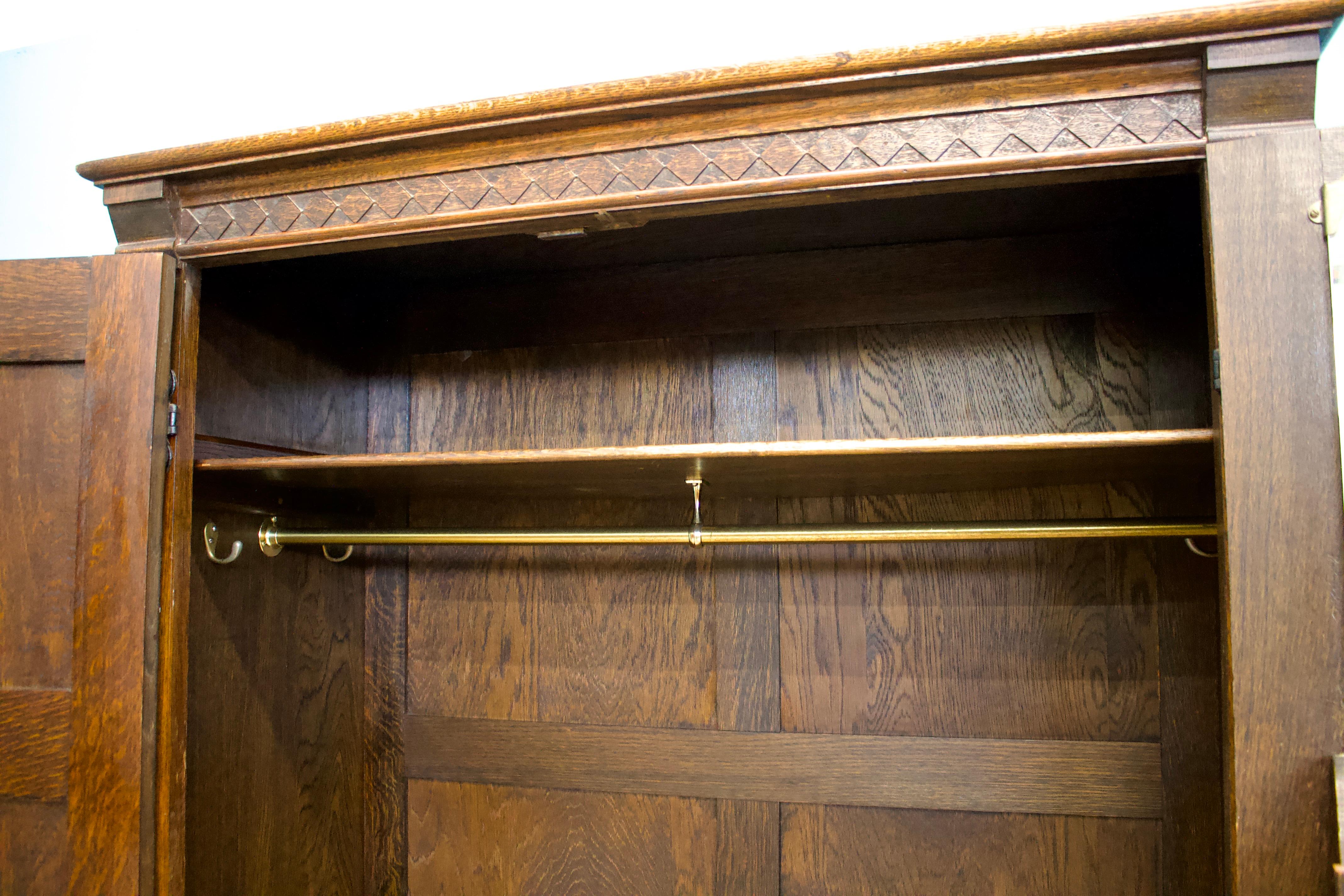 Milieu du XXe siècle Armoire en chêne vintage de style jacobéen, années 1950 en vente