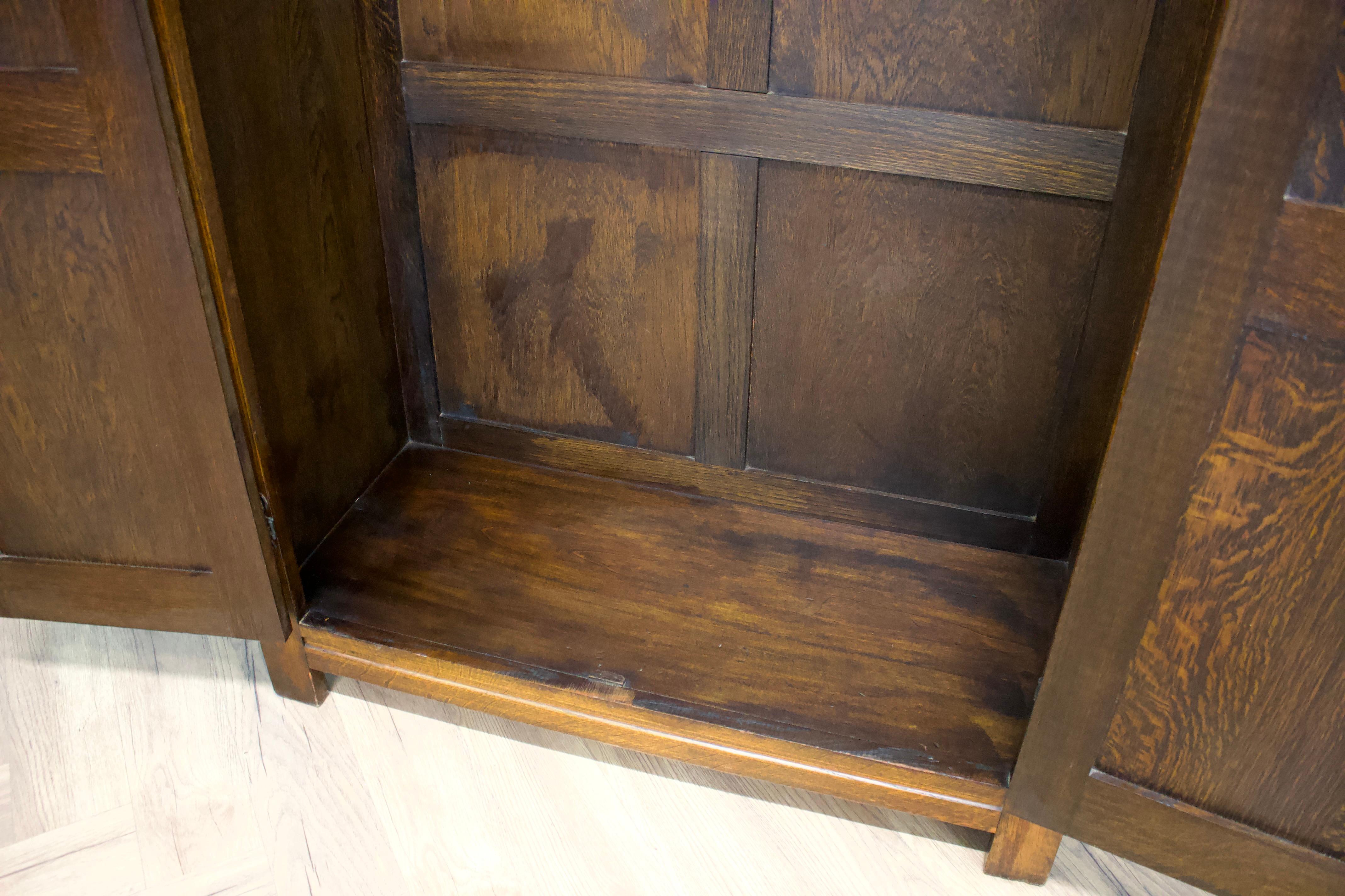 Bois Armoire en chêne vintage de style jacobéen, années 1950 en vente
