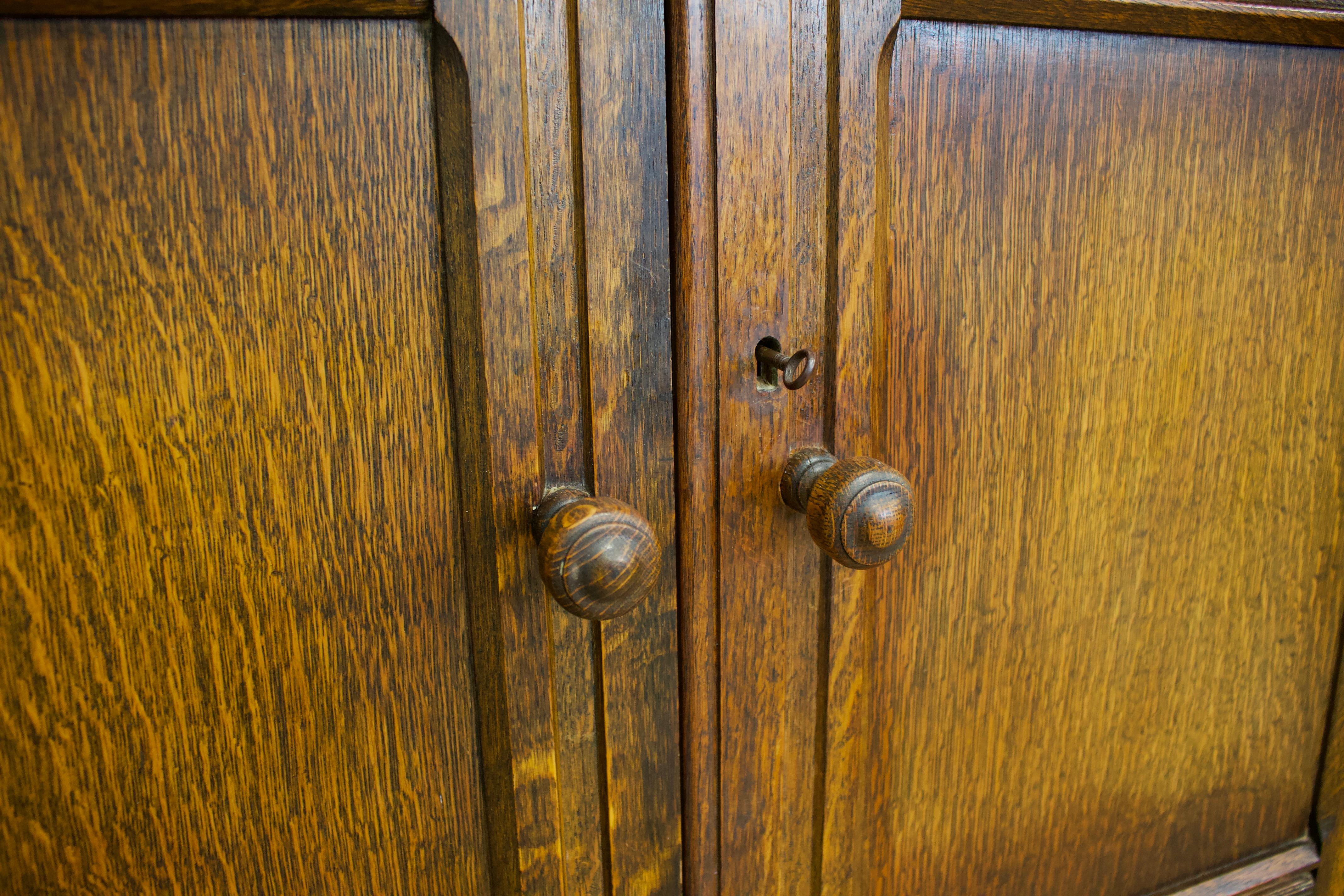 Armoire en chêne vintage de style jacobéen, années 1950 en vente 1