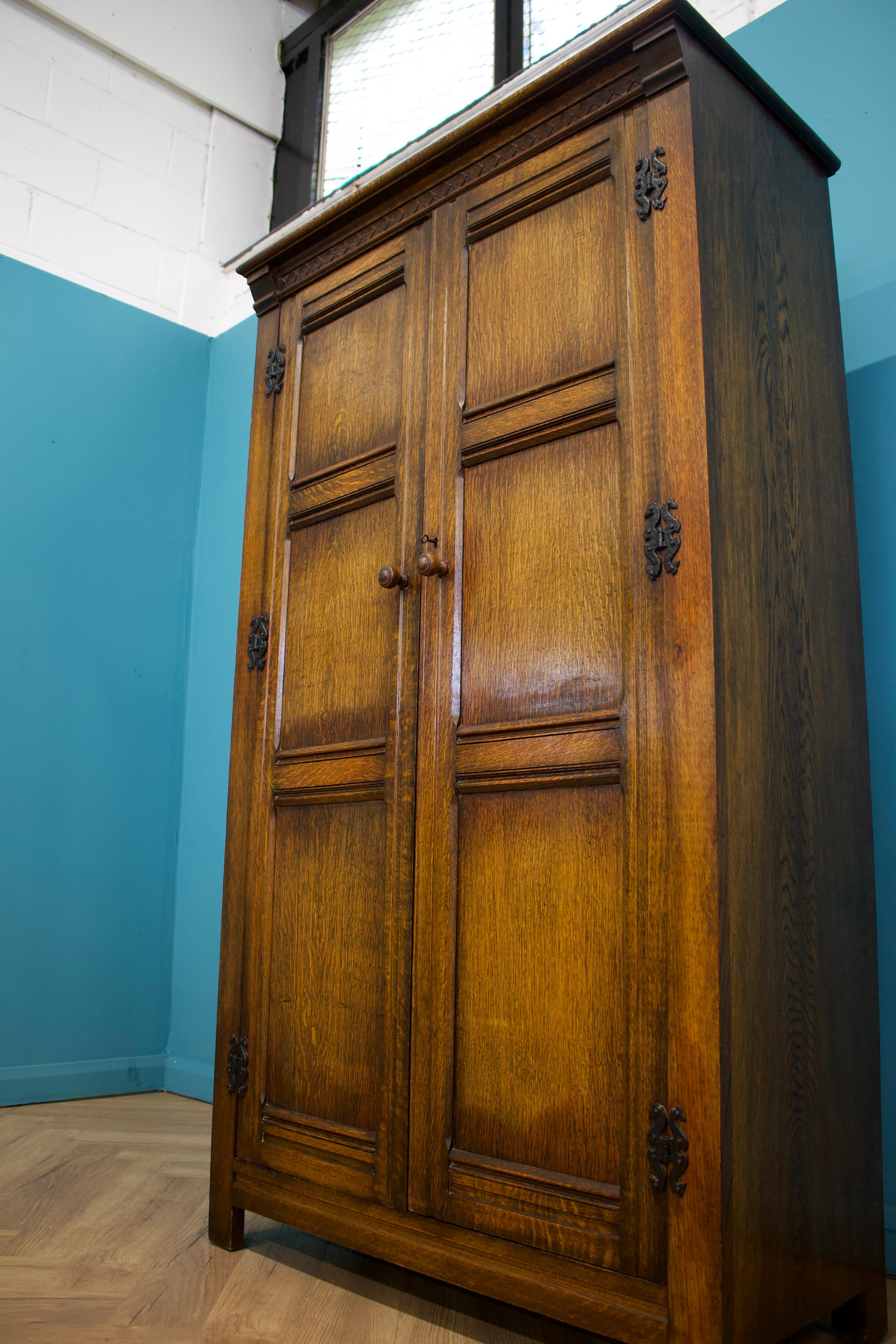 Armoire en chêne vintage de style jacobéen, années 1950 en vente 2