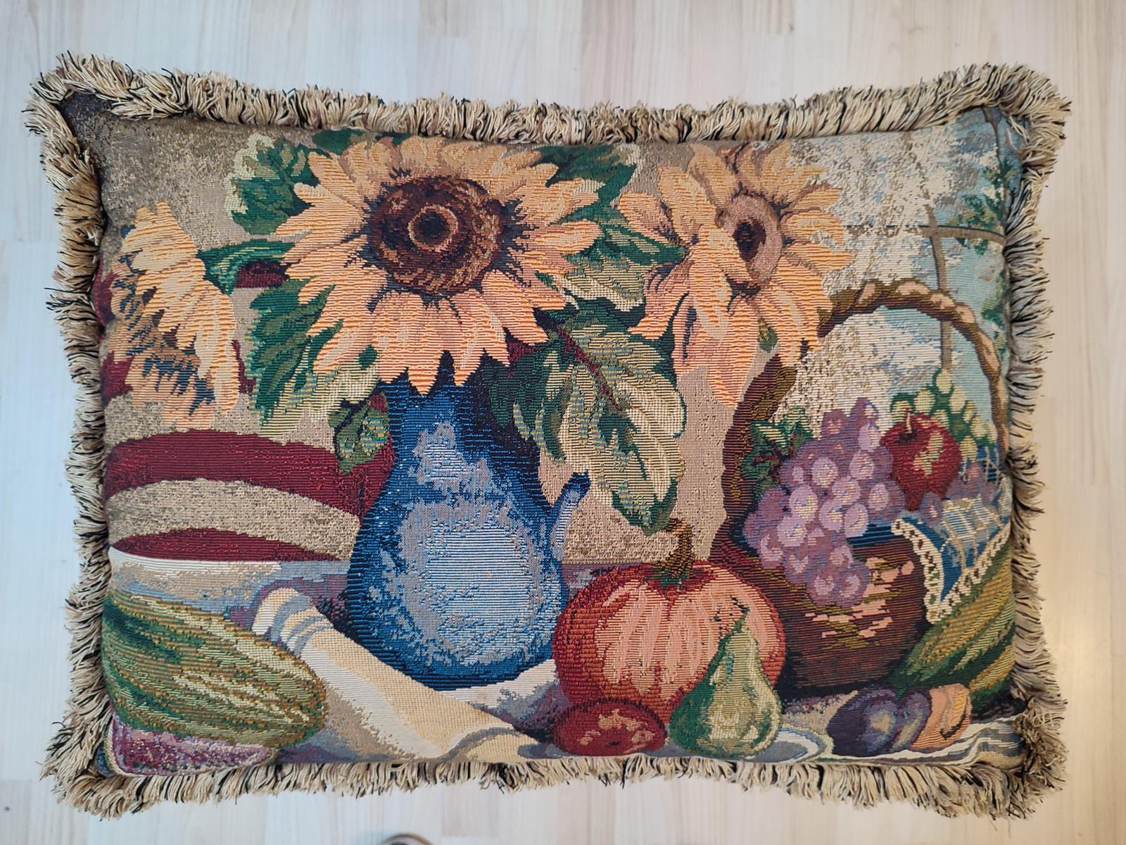 Coppia di cuscini jacquard vintage ispirati ai dipinti di nature morte in stile Van Gogh, con girasoli intrecciati e un motivo a cesto di frutta. 
Realizzato in Francia negli anni '70, ogni cuscino presenta dettagli vivaci e una ricca profondità