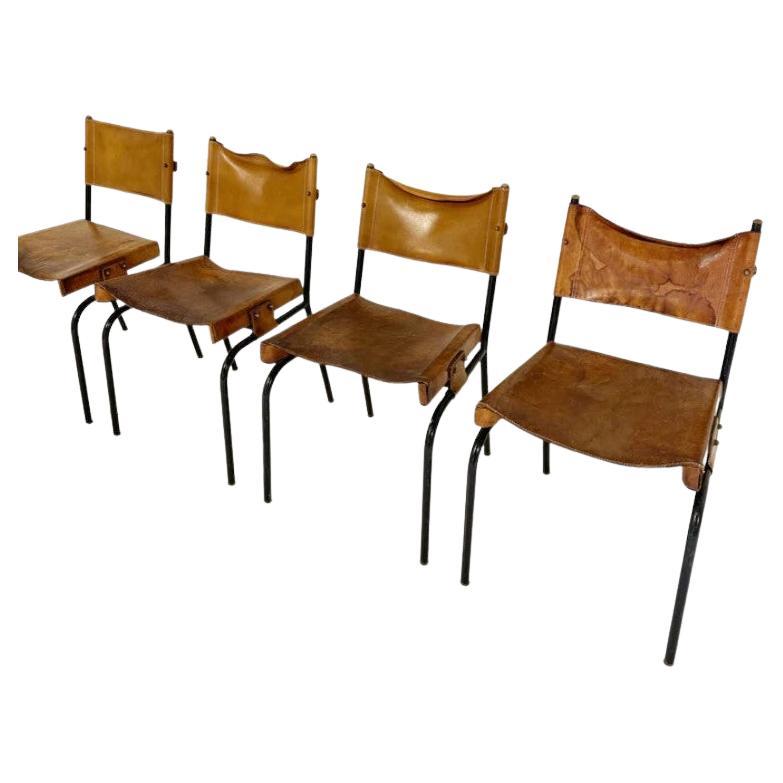 Jacques Adnet était un designer art déco connu pour ses créations en cuir. Ces chaises d'appoint ont été acquises à Paris et constituent, dans leur cuir d'origine, un rare et bel exemple du travail d'Adnet. 