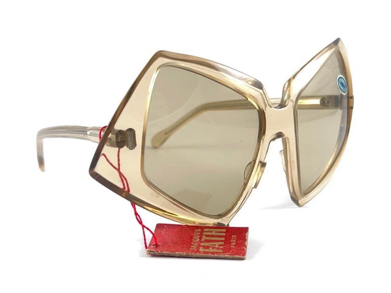 Vintage super rare Jacques Fath sculptural sunglasses.
Made in France.

MEASUREMENTS 

FRONT : 15.5 CMS

LENS HEIGHT : 5 CMS

LENS WIDTH : 5 CMS