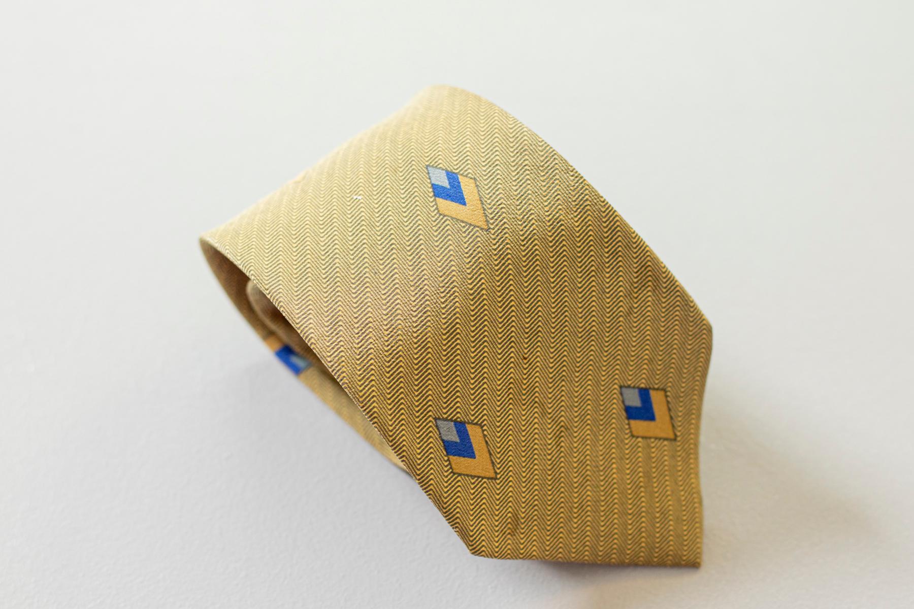 Refined vintage tie designed by Jacques Lavas, it is made of silk. Decorated with small rhombuses on a beige background, despite its simplicity it is an accessory that can make your look unique. Ideal for a job interview combining it with a formal