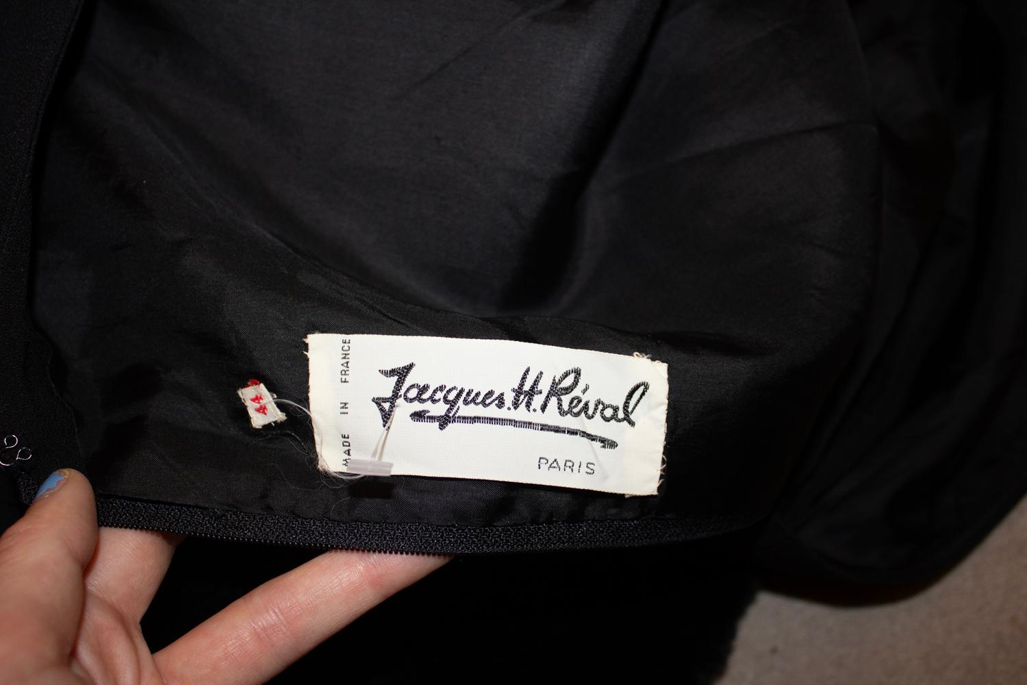 Une robe et une veste vintage chic  par Jacques Reval Paris.  La robe a un décolleté en V et une ligne de dos.  Il est entièrement doublé et doté d'une fermeture éclair centrale au dos. Il est orné de paillettes et de  détails en fausse fourrure sur