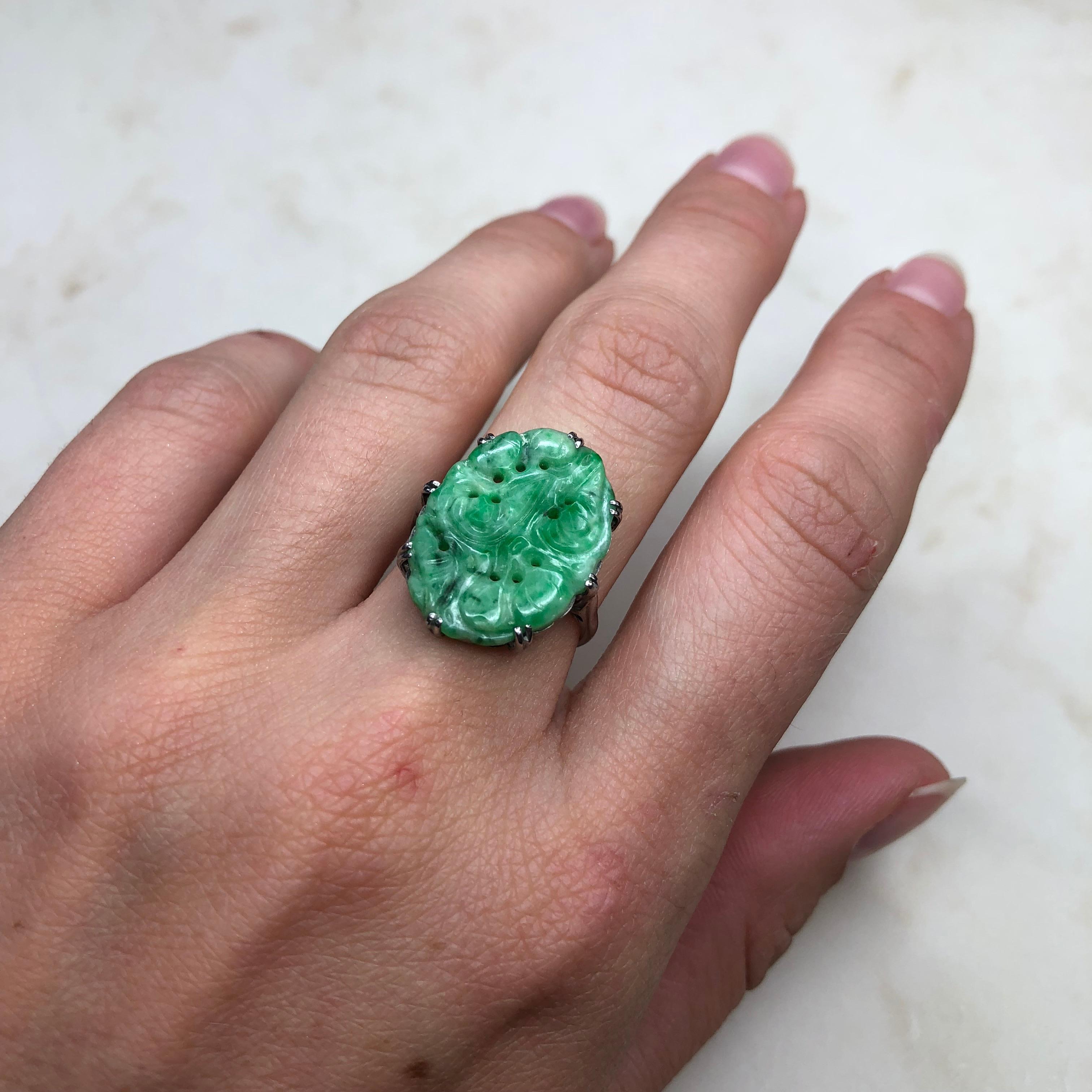 Vintage Jade and 18 Carat White Gold Ring In Good Condition For Sale In Chipping Campden, GB
