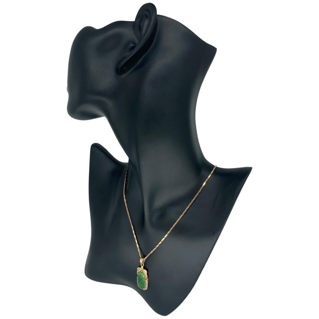 Vintage Jade and Diamonds Pendant Necklace 18k Gold In Good Condition For Sale In Miami, FL