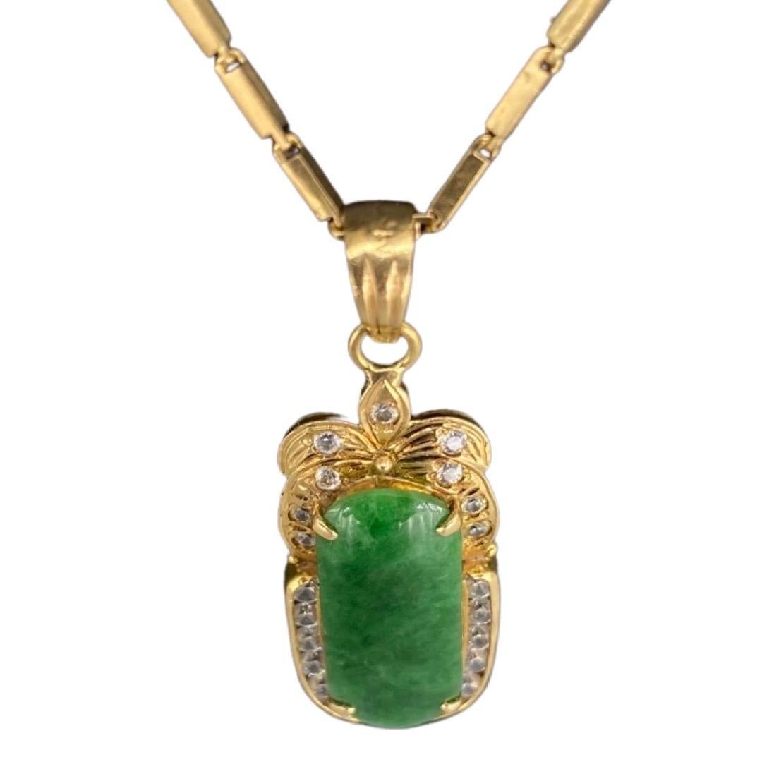 Vintage Jade and Diamonds Pendant Necklace 18k Gold For Sale 1