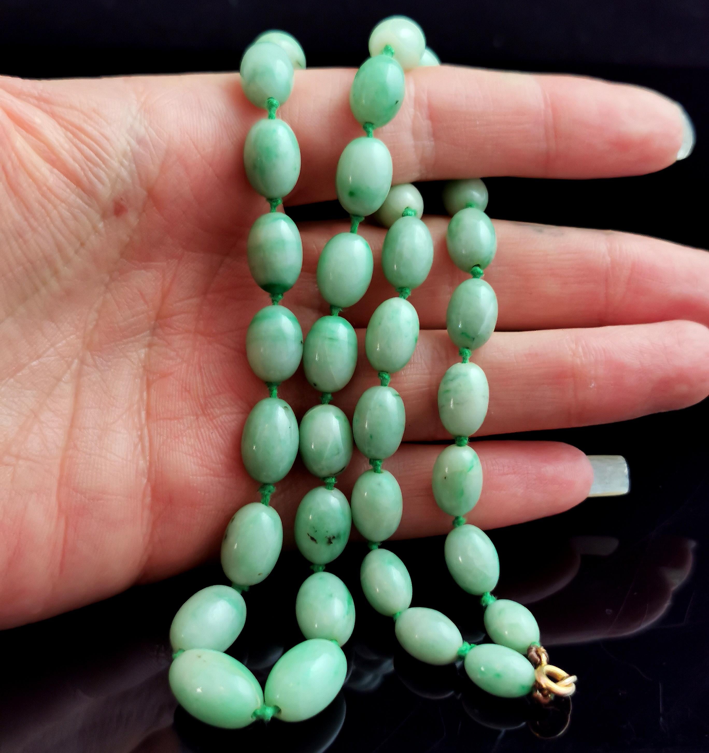 Vintage Jade bead necklace, 9k gold clasp, Art Deco  For Sale 3