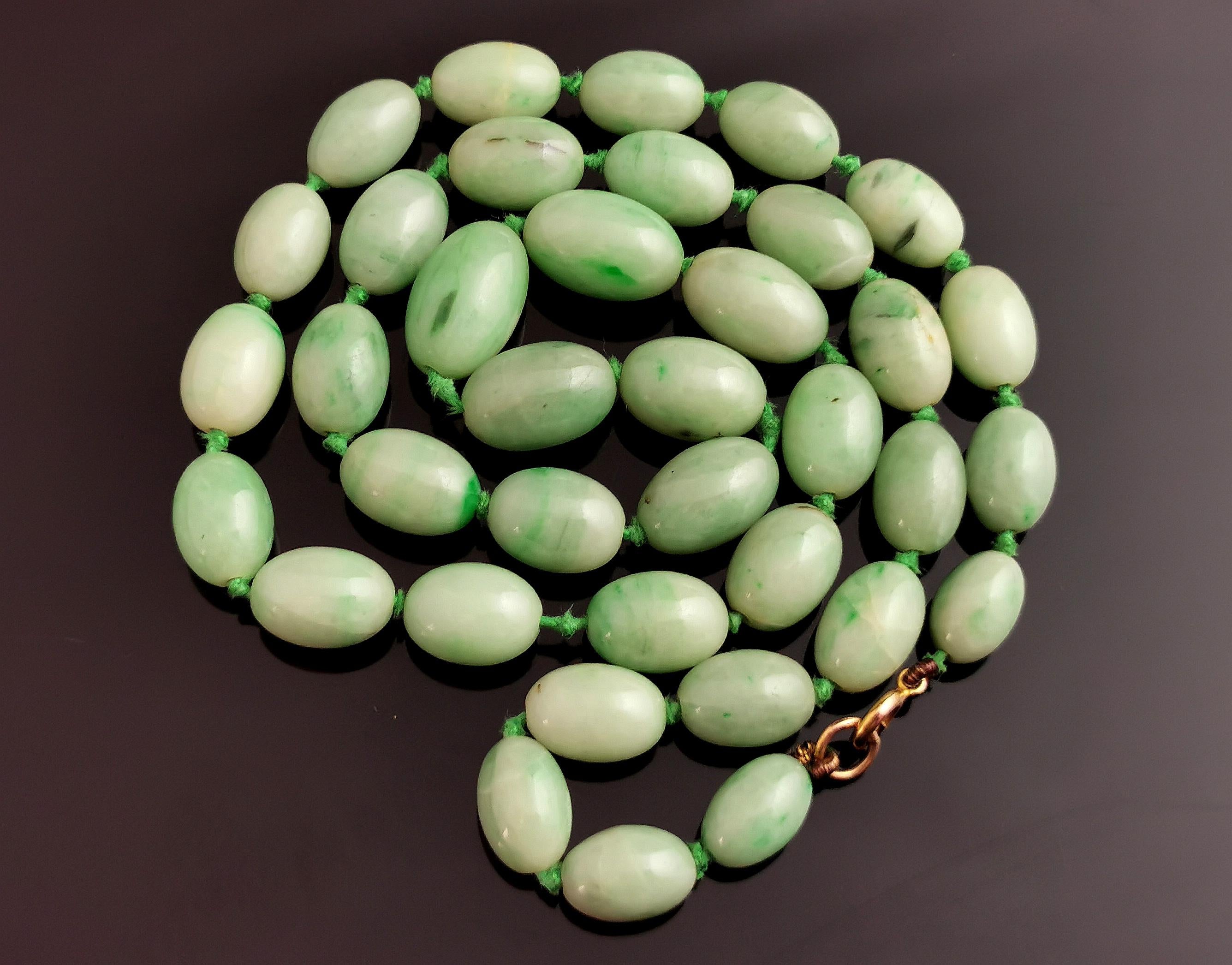 Vintage Jade bead necklace, 9k gold clasp, Art Deco  For Sale 4