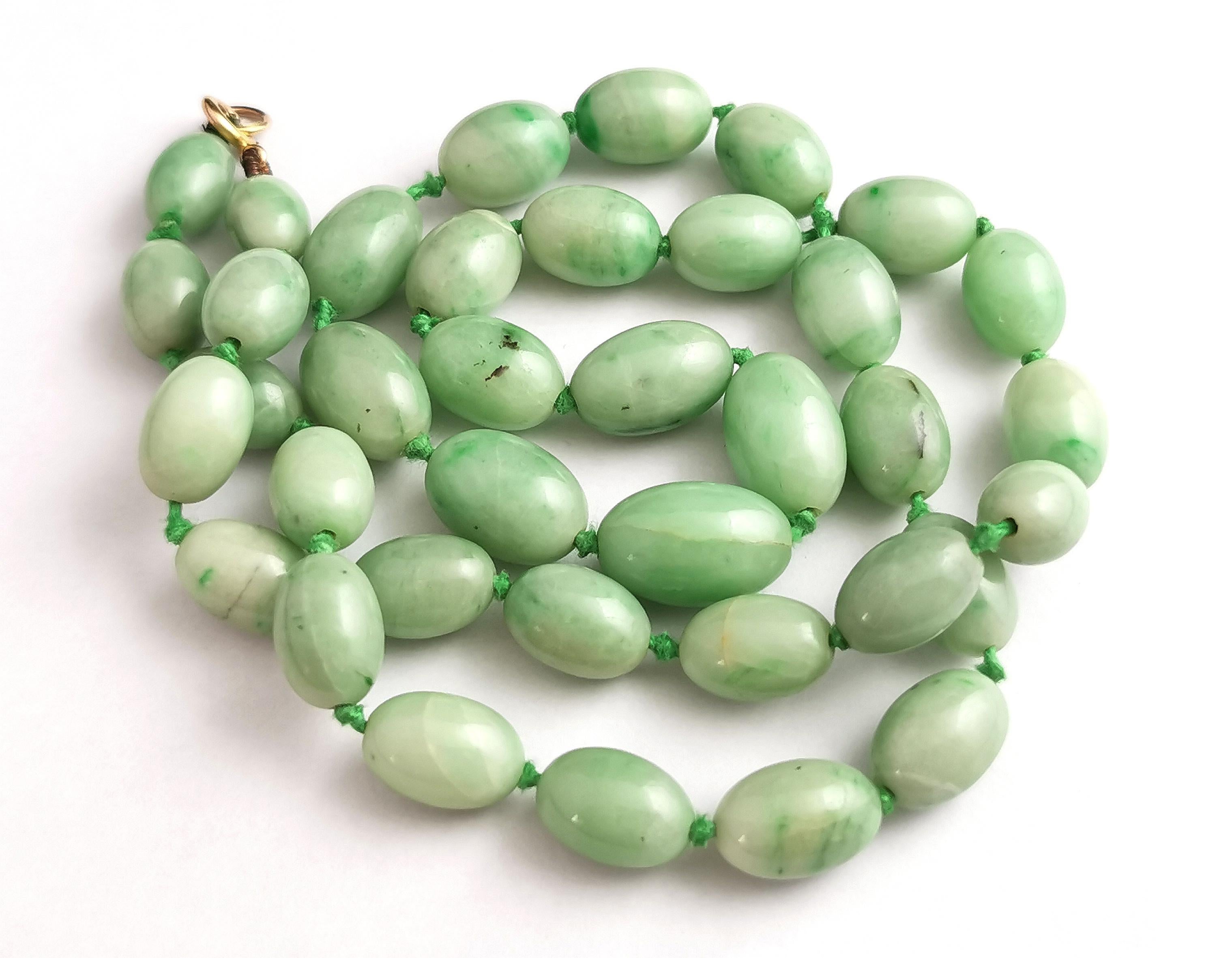 Vintage Jade bead necklace, 9k gold clasp, Art Deco  For Sale 6