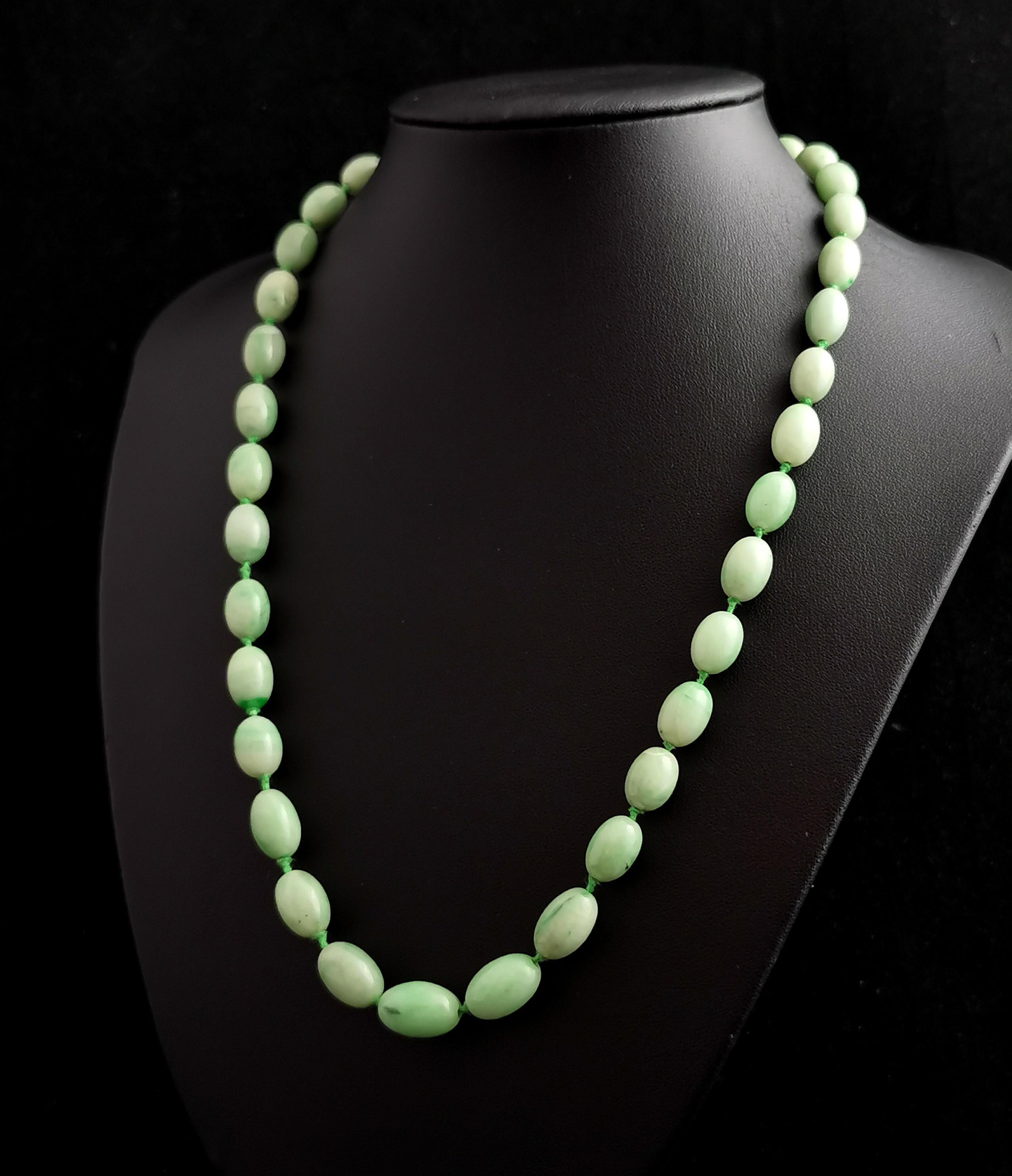 Vintage-Perlenkette aus Jade, Verschluss aus 9 Karat Gold, Art déco  Damen im Angebot
