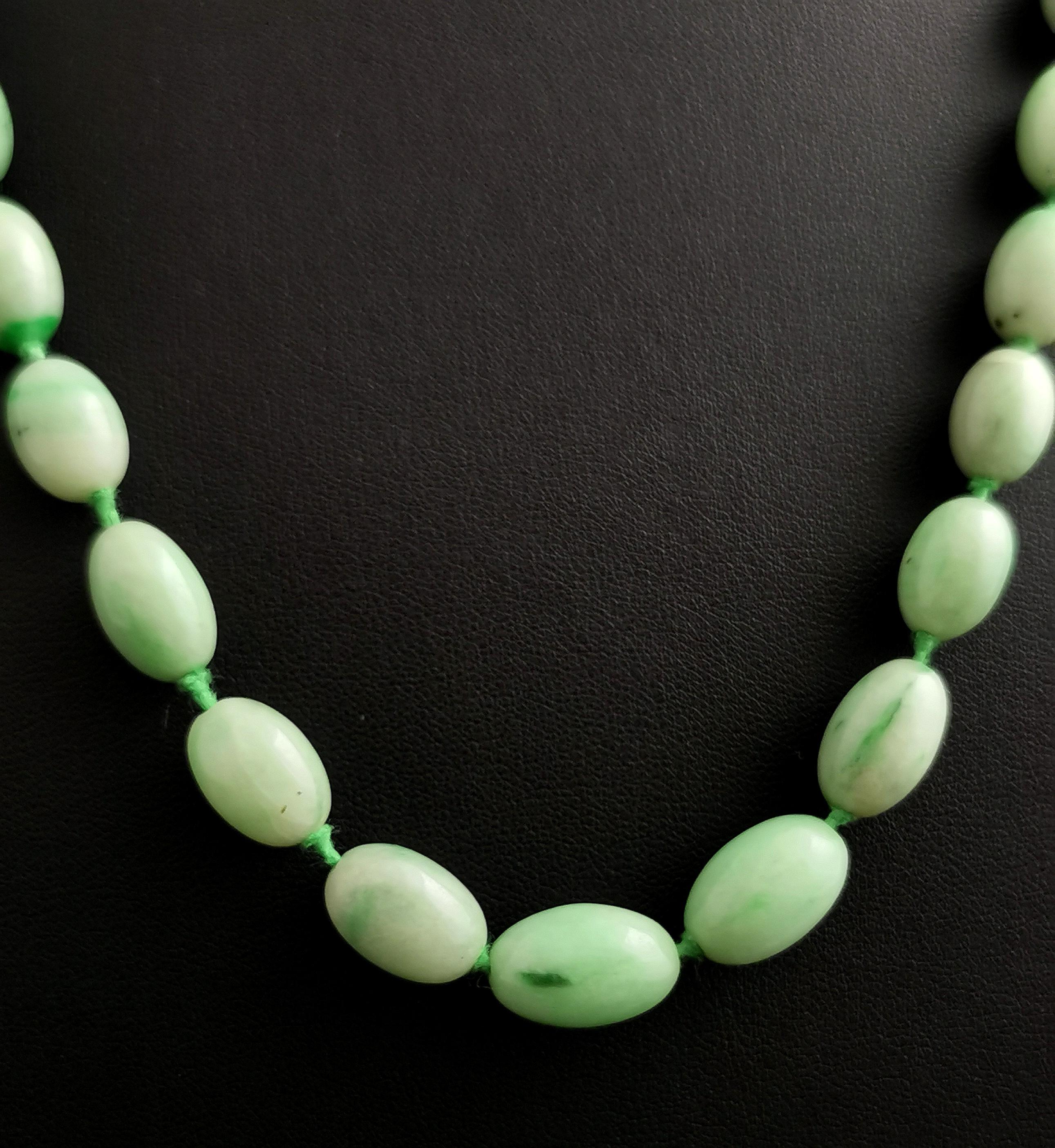 Bead Vintage Jade bead necklace, 9k gold clasp, Art Deco  For Sale
