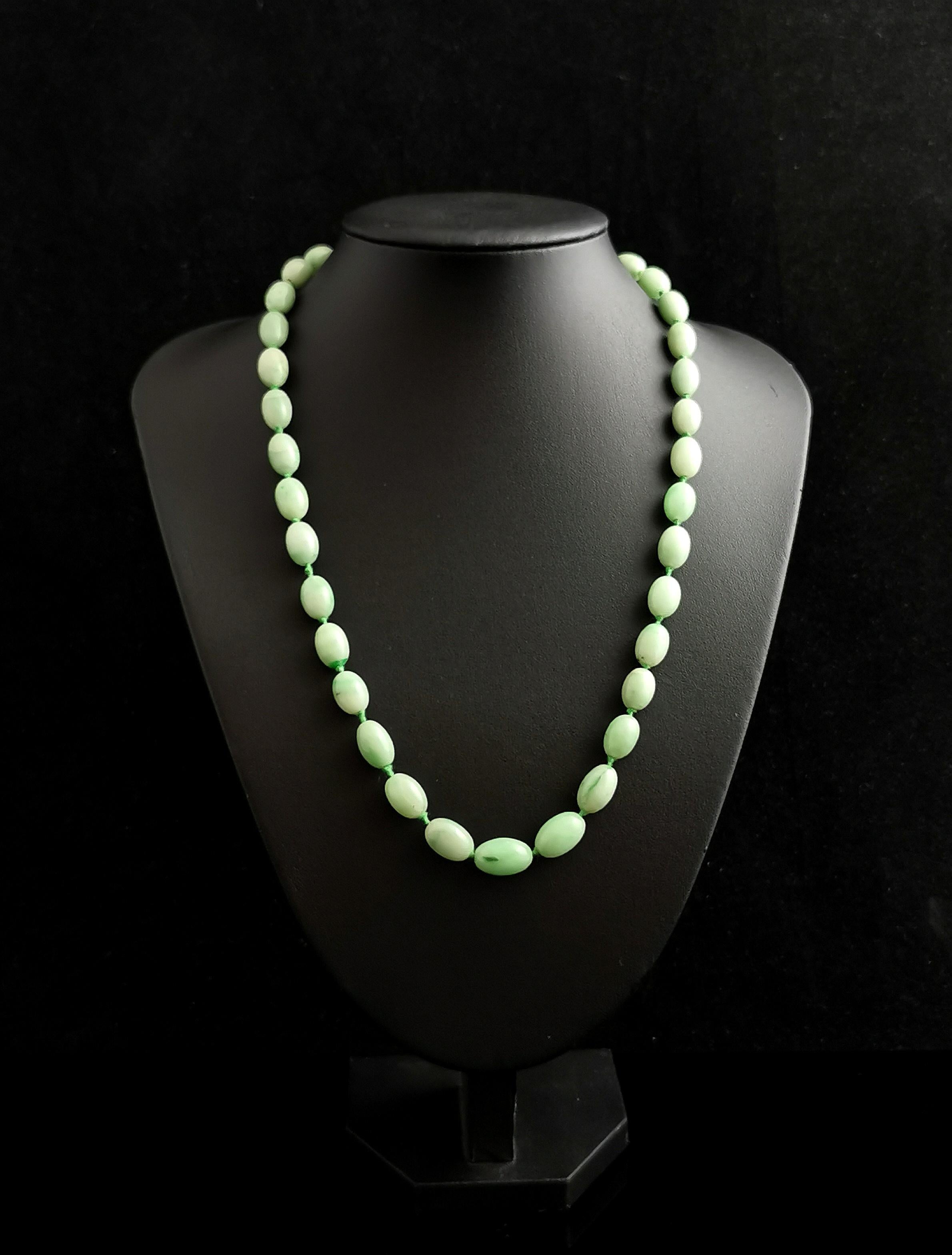 Vintage Jade bead necklace, 9k gold clasp, Art Deco  For Sale 1