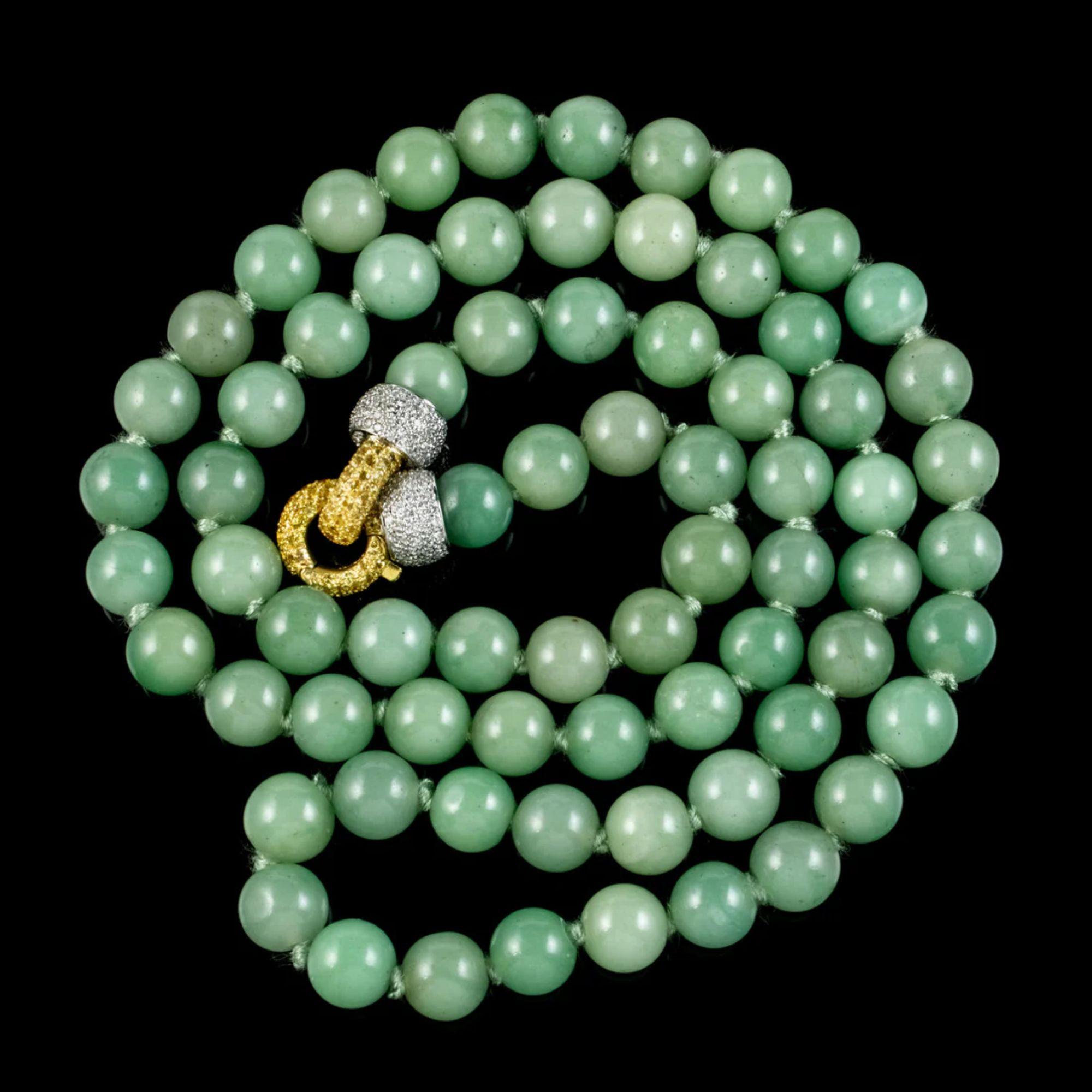 Eine glamouröse Jadekette aus der Mitte des 20. Jahrhunderts, bestehend aus zweiundsiebzig geschliffenen Jadeperlen, mit herrlichen Farben und Mustern. Sie werden von einer extravaganten Scharnierschließe sicher um den Hals gehalten, sind aus
