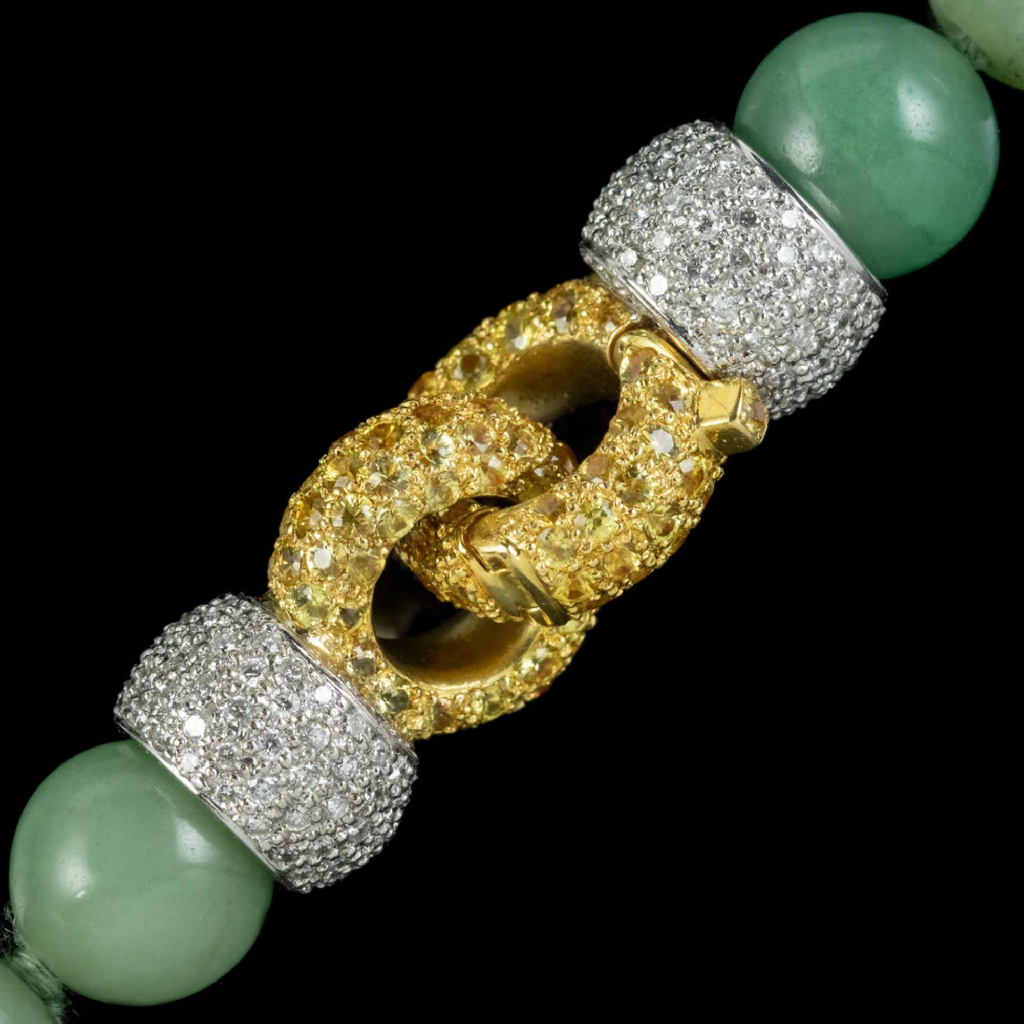 Vintage-Perlenkette aus Jade mit Diamant-Gelb-Saphir-Verschluss, um 1960 (Brillantschliff) im Angebot