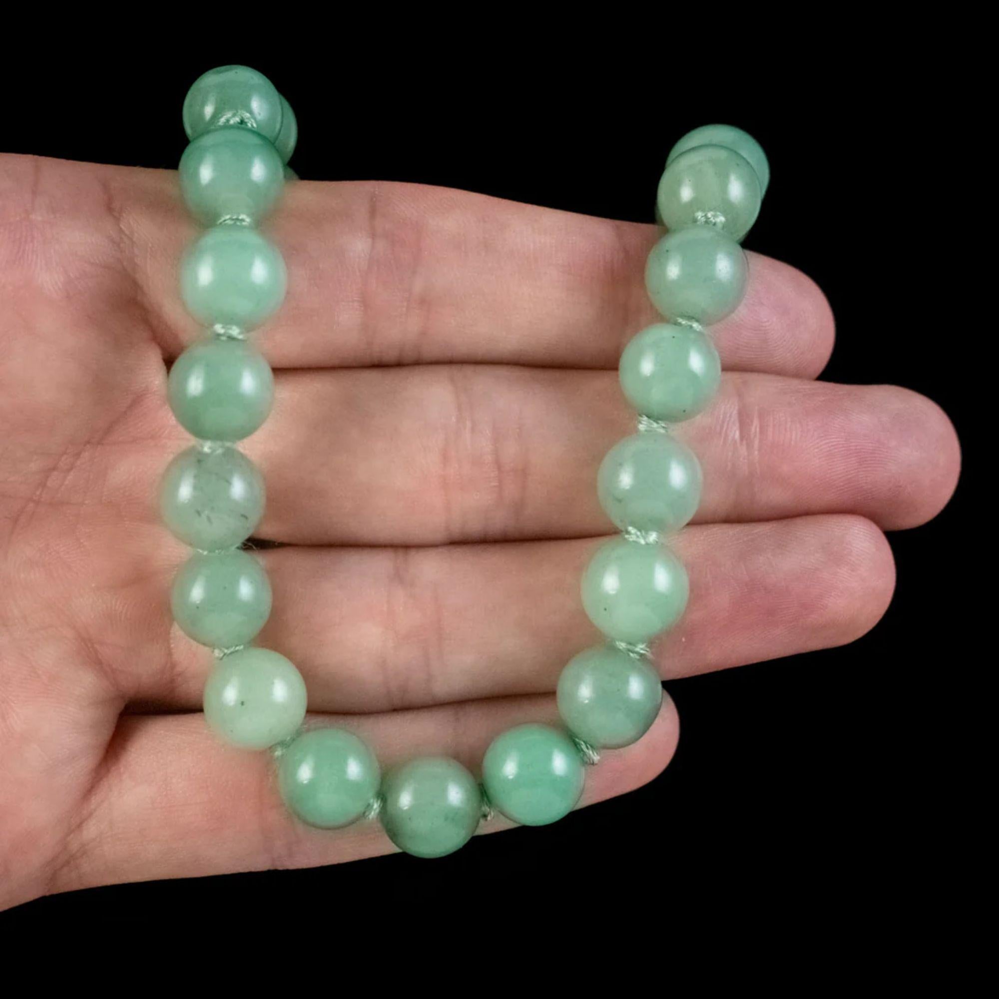 Vintage-Perlenkette aus Jade mit Diamant-Gelb-Saphir-Verschluss, um 1960 Damen im Angebot