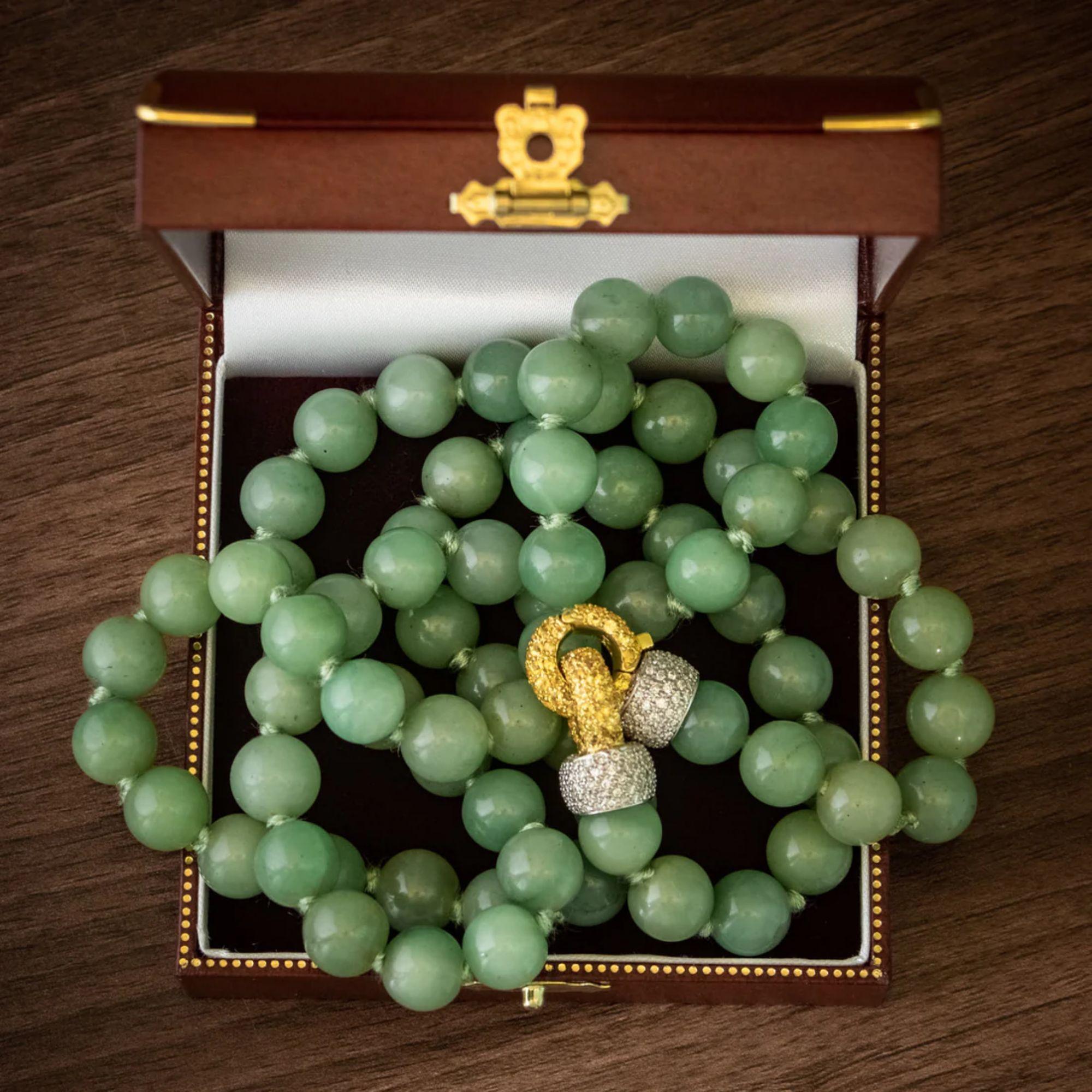 Vintage-Perlenkette aus Jade mit Diamant-Gelb-Saphir-Verschluss, um 1960 im Angebot 2