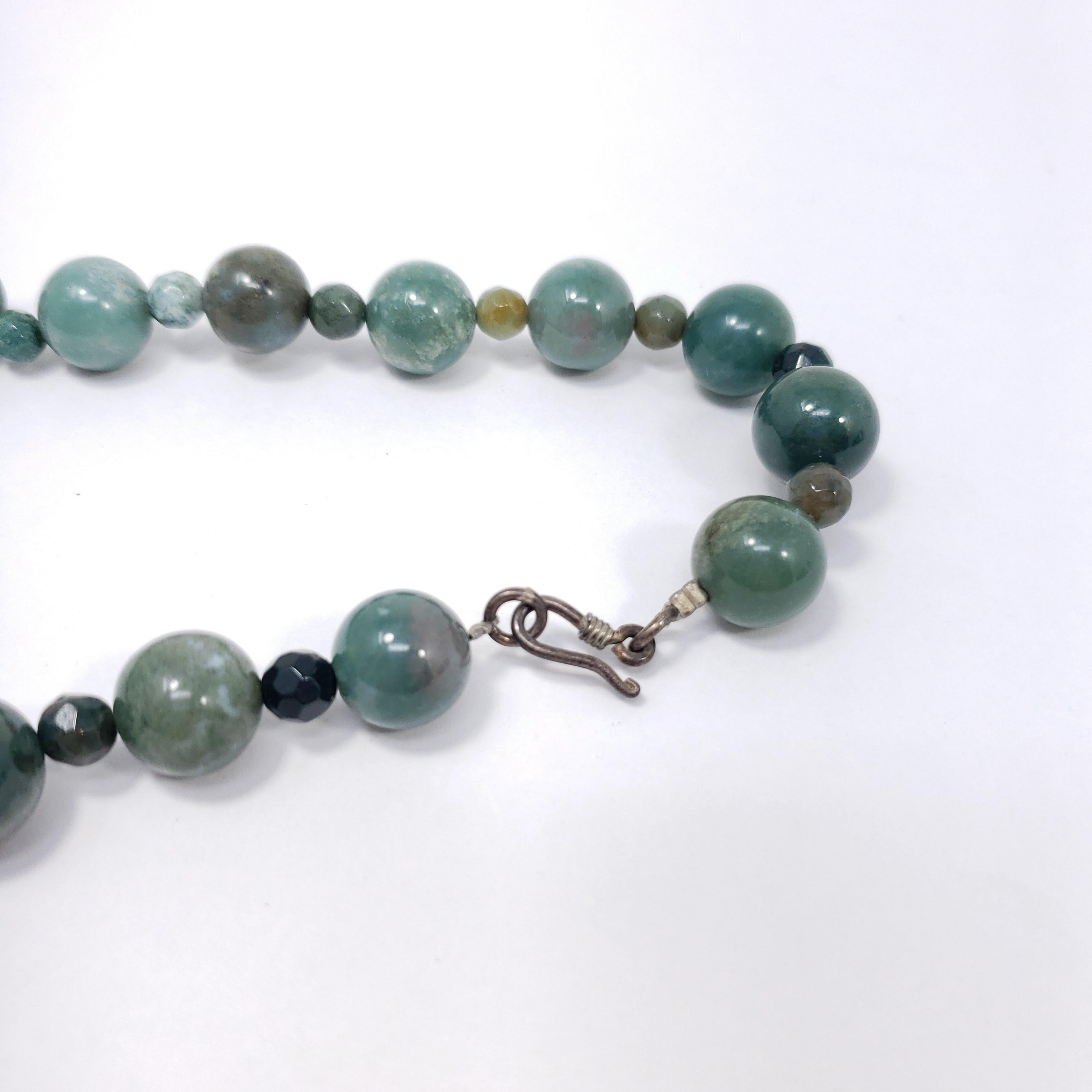 Vintage Jade Bead String Necklace, Alternating Beads, Mid to late 1900s In Excellent Condition In Milford, DE