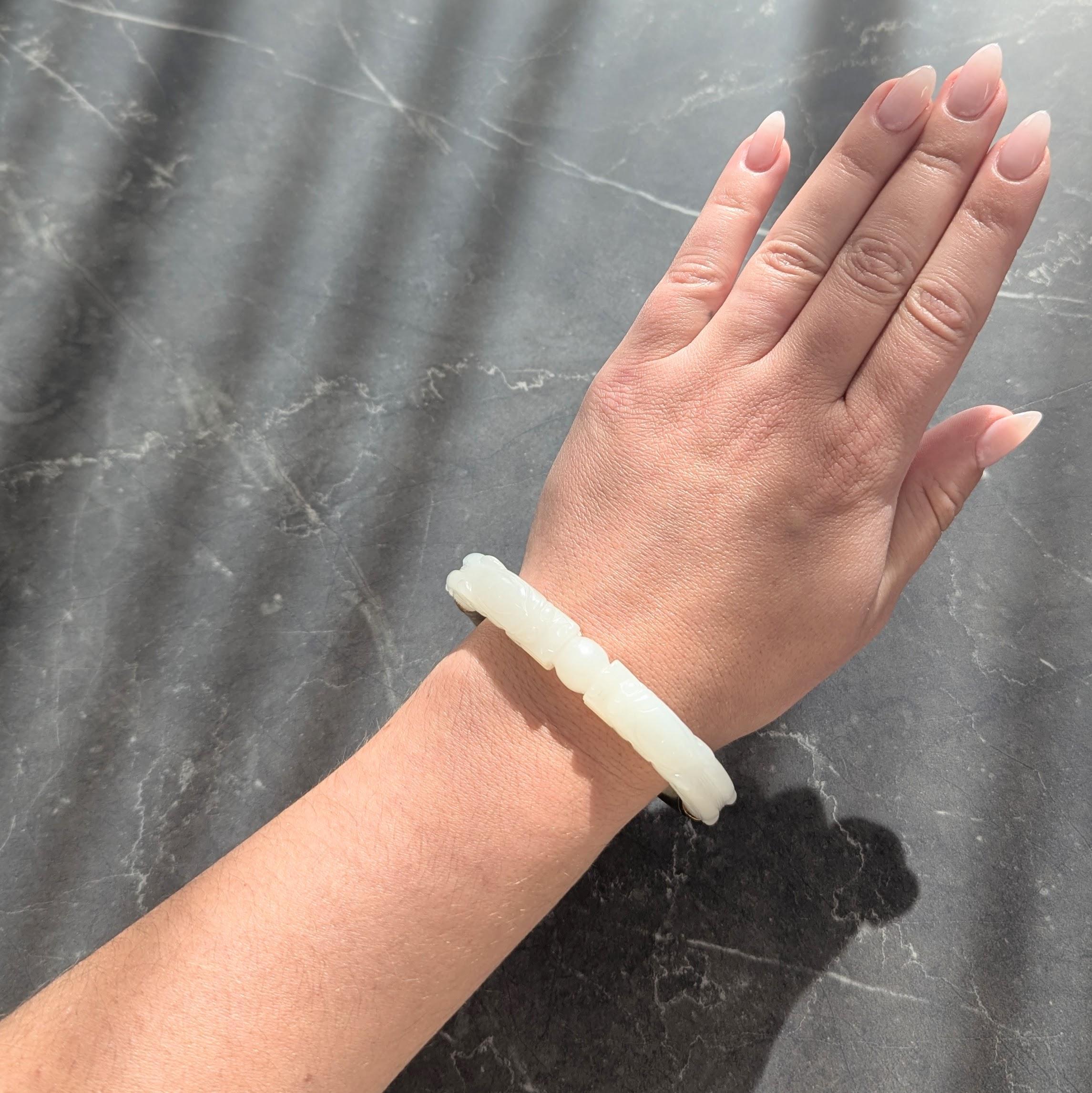 Bracciale stile bangle con metà superiore in giada intagliata.
Raffigurazione del mito cinese, due draghi che giocano con le perle
Simboleggia prosperità, forza, saggezza e rispetto per la vita.
Traslucido di colore verde pastello chiaro con