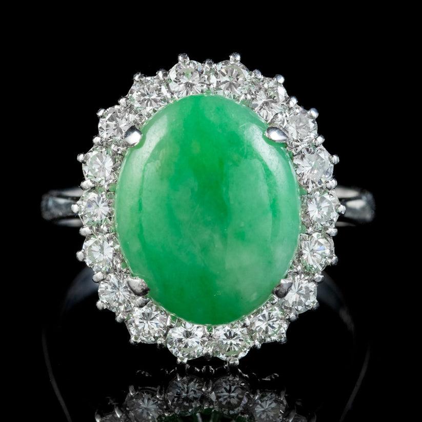 Une spectaculaire bague à grappe Vintage ornée d'une grande pierre de Jade naturelle pesant environ 8ct, avec de belles couleurs et des motifs naturels. Elle est auréolée d'un halo scintillant de diamants taille brillant, de pureté VS 1 et de