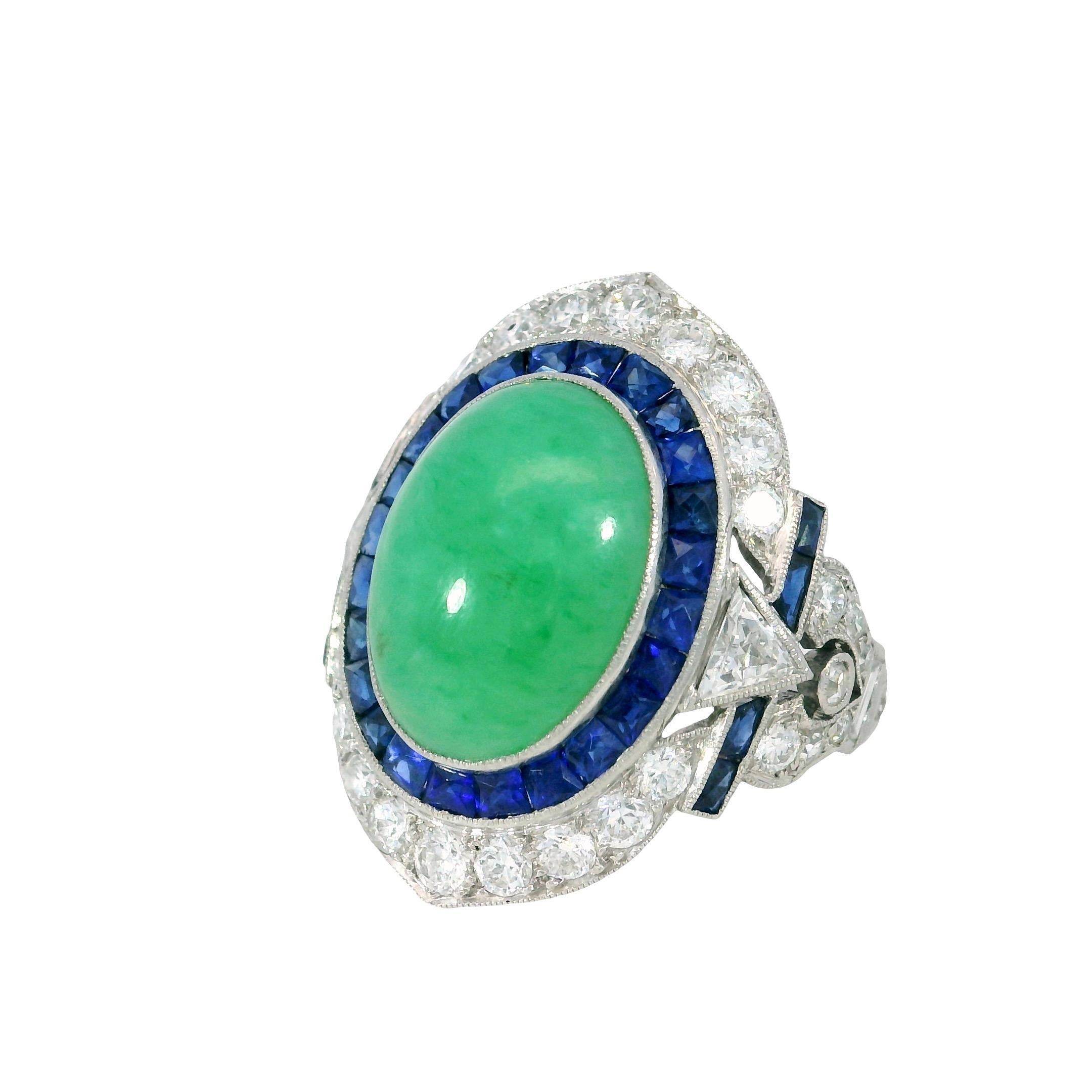 Anello di giada d'epoca con diamante e zaffiro in platino in stile Art Deco ~7,94ctw

Questo anello presenta al centro una giada tagliata a cabochon da ~4,09 carati, che mostra una vivida tonalità verde con profondità e carattere naturali. Whiting