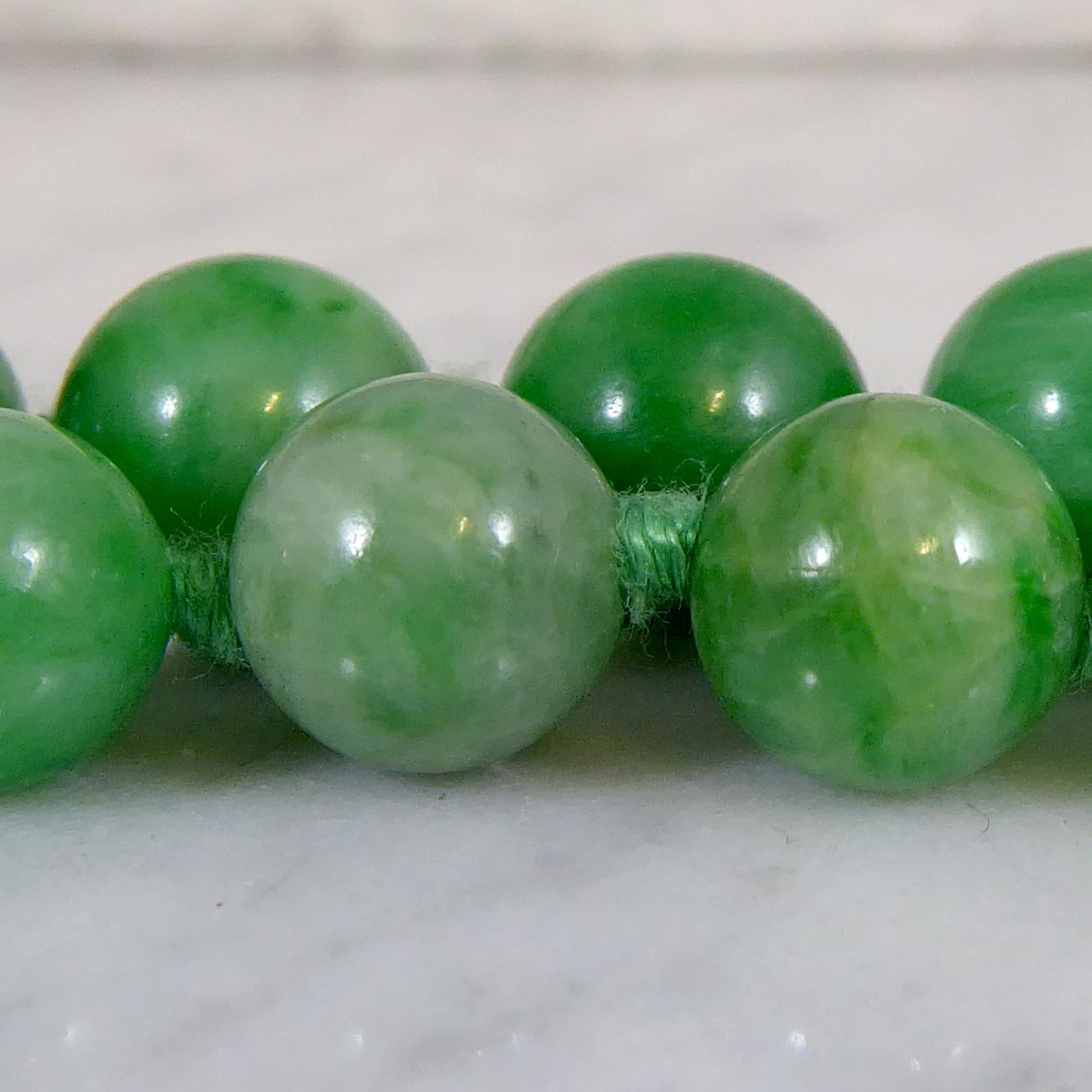 Vintage Jade Double Row Necklace In Good Condition In Yorkshire, West Yorkshire