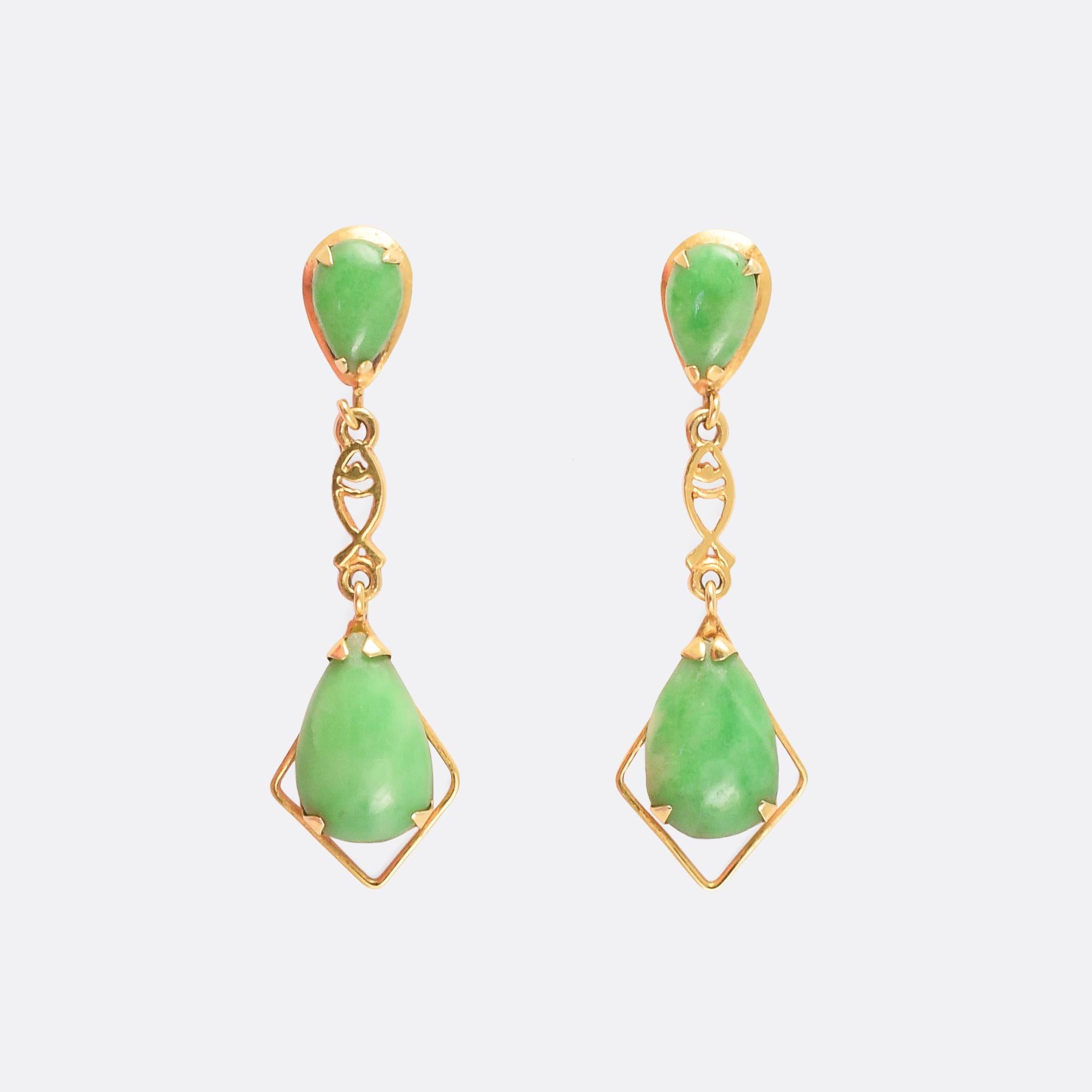 Beautiful vintage jade earrings dating from the 1970s. Each ear features two pear-shaped jade cabochons, mounted in 14k gold with little fish motifs between the stones. A gorgeous look: pretty and understated.

STONES 
Jade cabochons

MEASUREMENTS