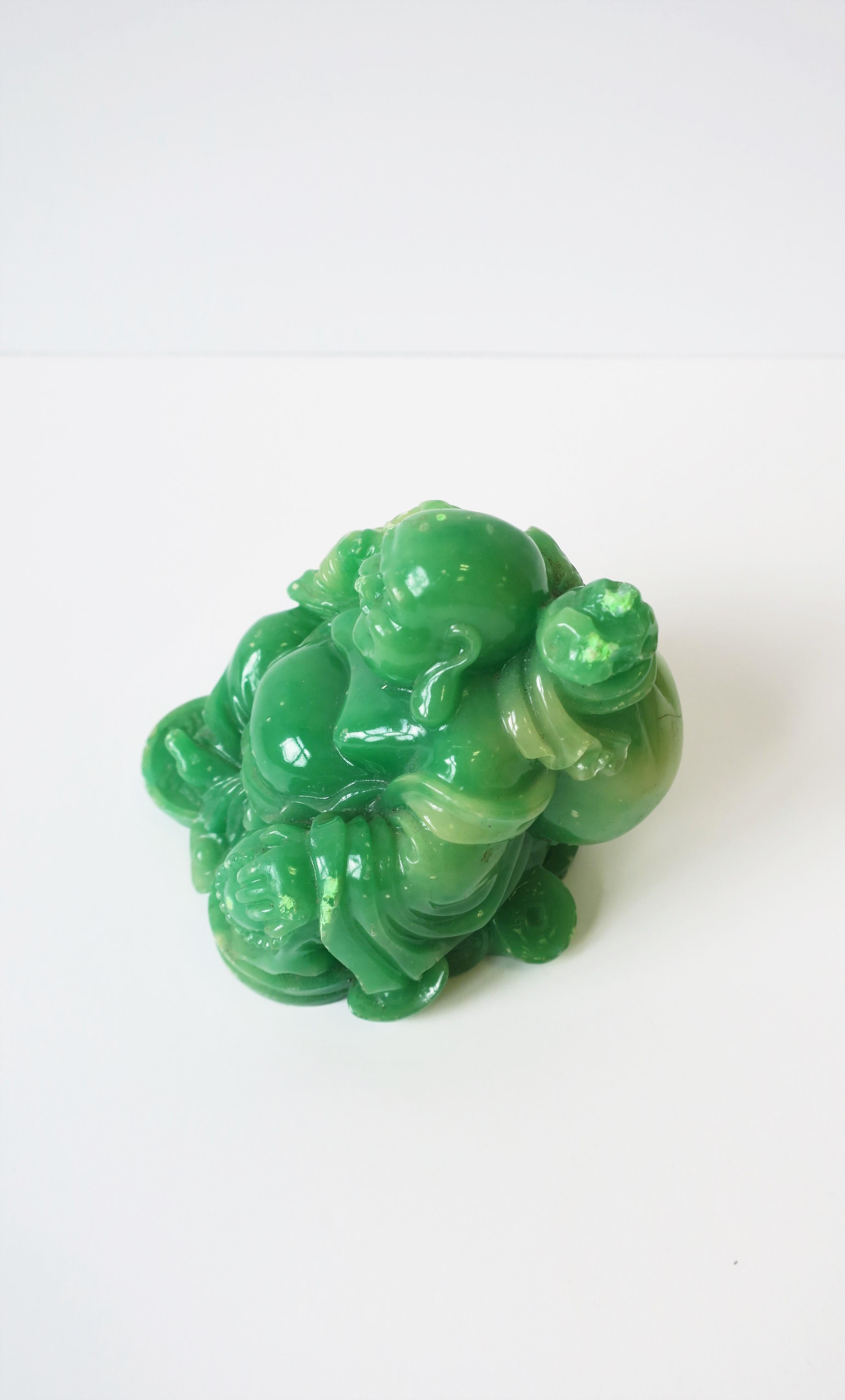 Sculpture de Bouddha assis en résine verte de jade en vente 3