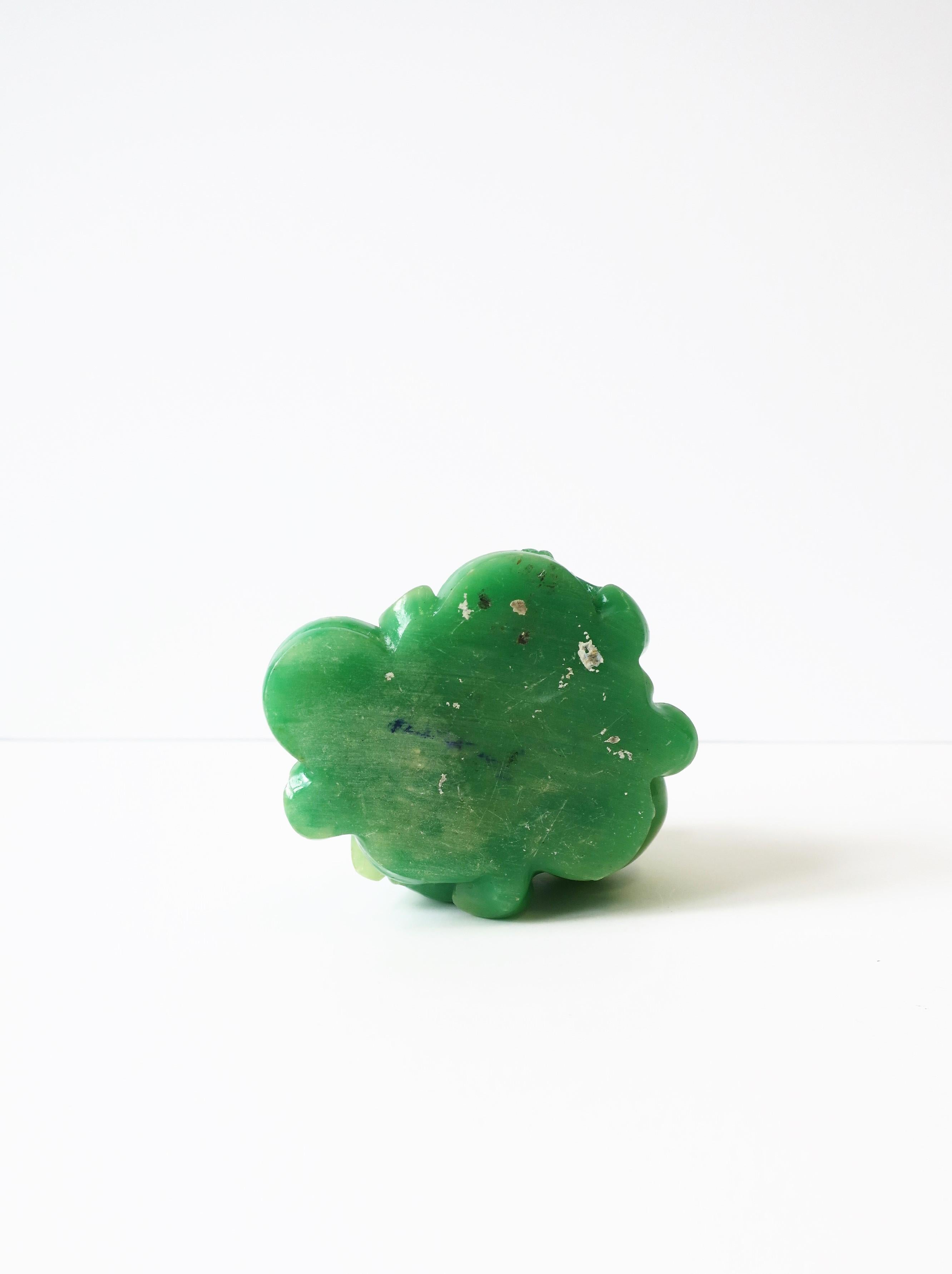 Scultura di Buddha seduto in resina verde giada in vendita 4